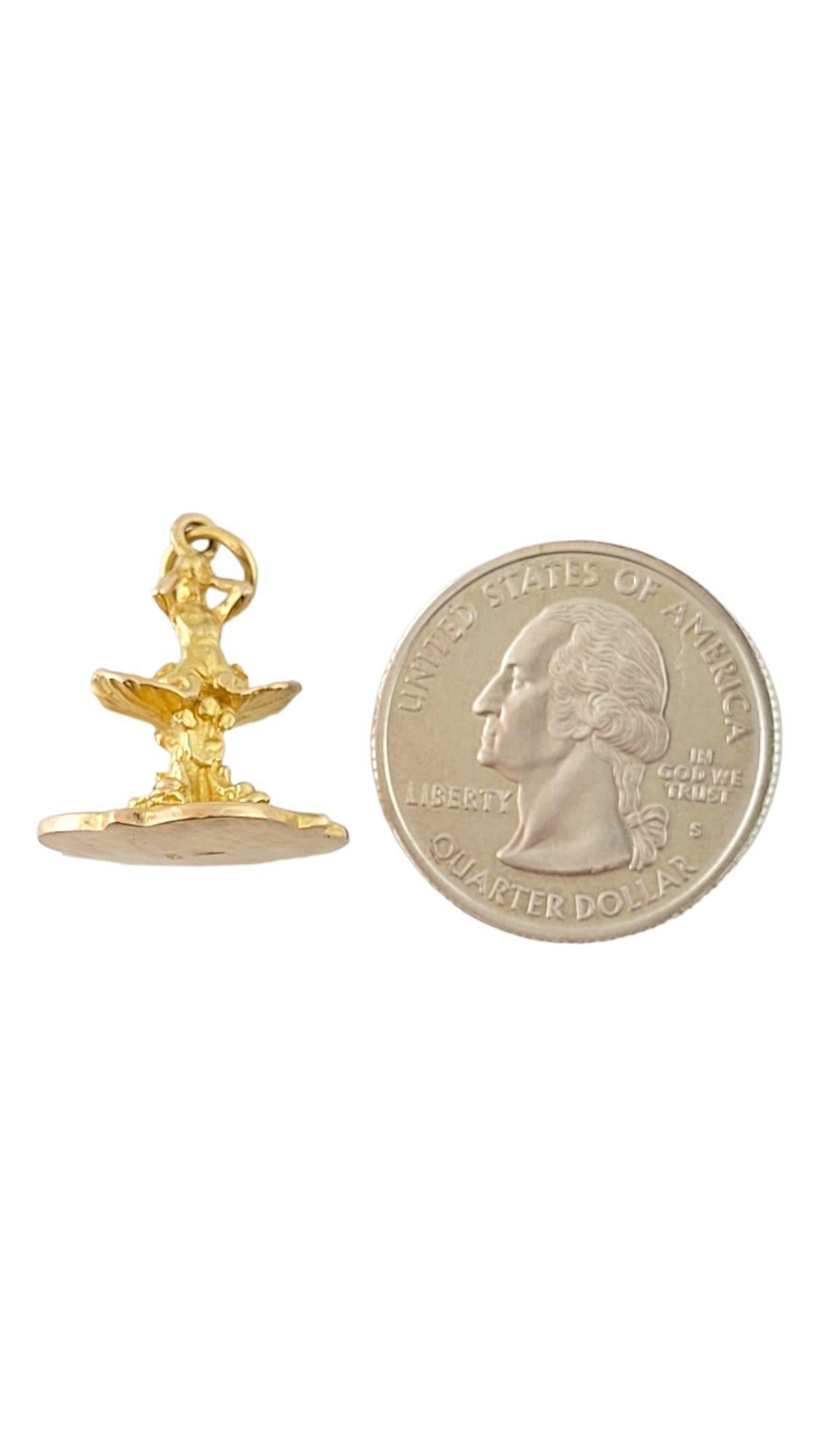 18K Yellow Gold Fountain Charm #14997 For Sale 4
