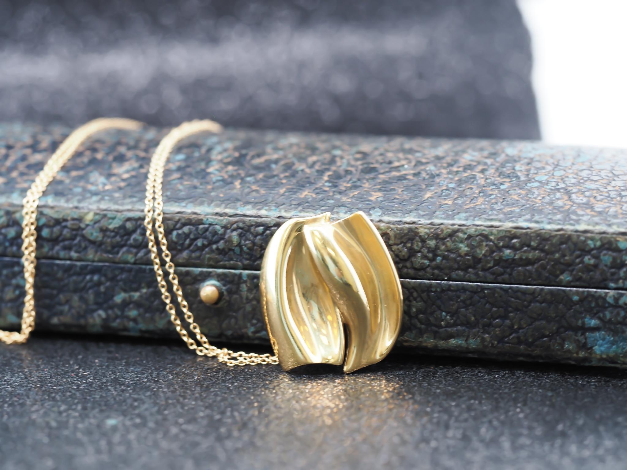 Year: 2000s
Item Details:
Metal Type: 18K Yellow Gold [Hallmarked, and Tested]
Weight: 8.8 grams
Measurement:
Chain: 19 inch long
Pendant: 22.5mm long
Condition: Excellent