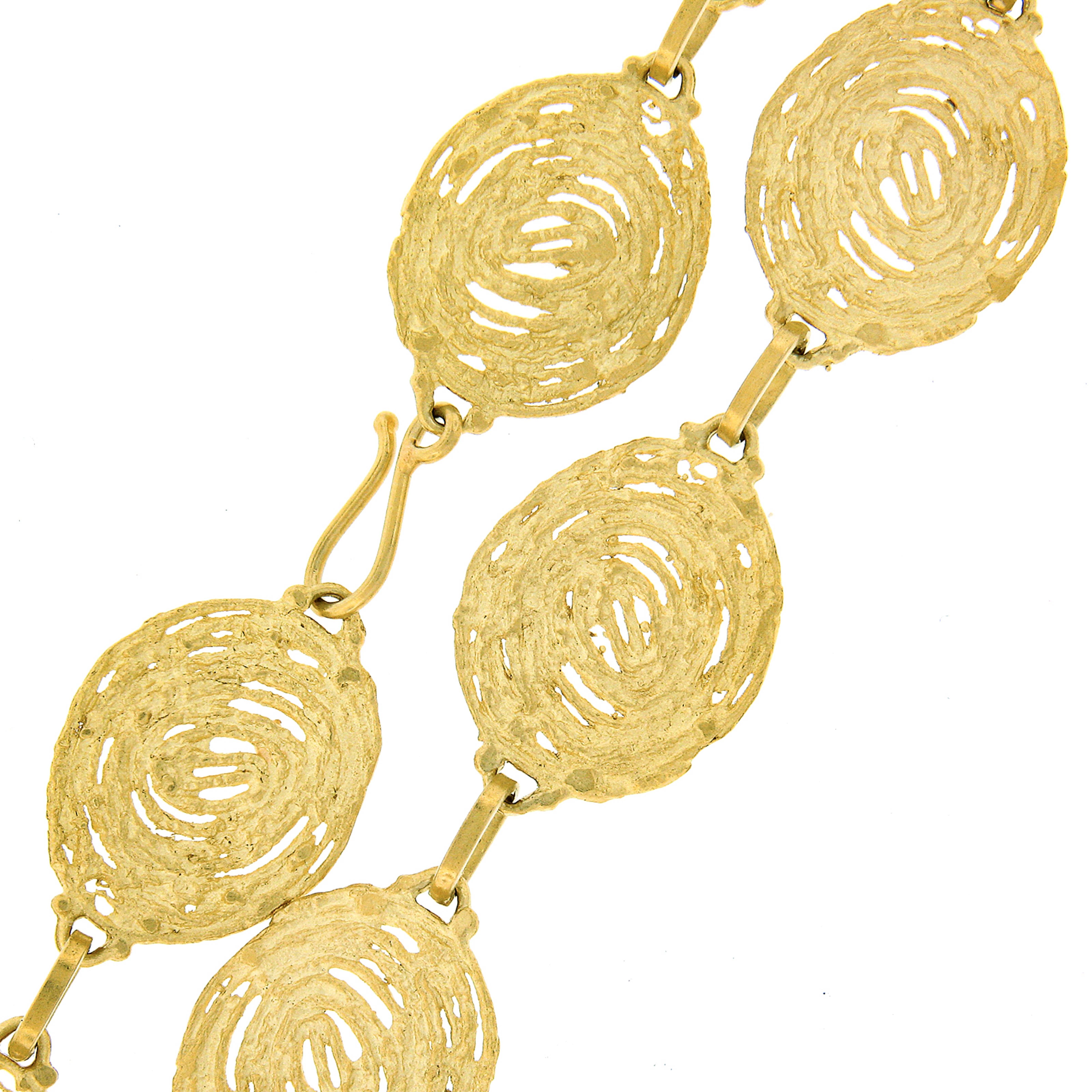 Collier long en or jaune 18 carats à maillons texturés et tourbillonnants Pour femmes en vente