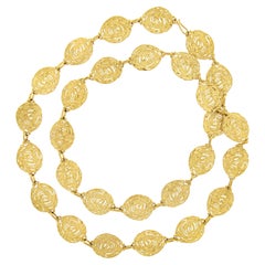 Collier long en or jaune 18 carats à maillons texturés et tourbillonnants
