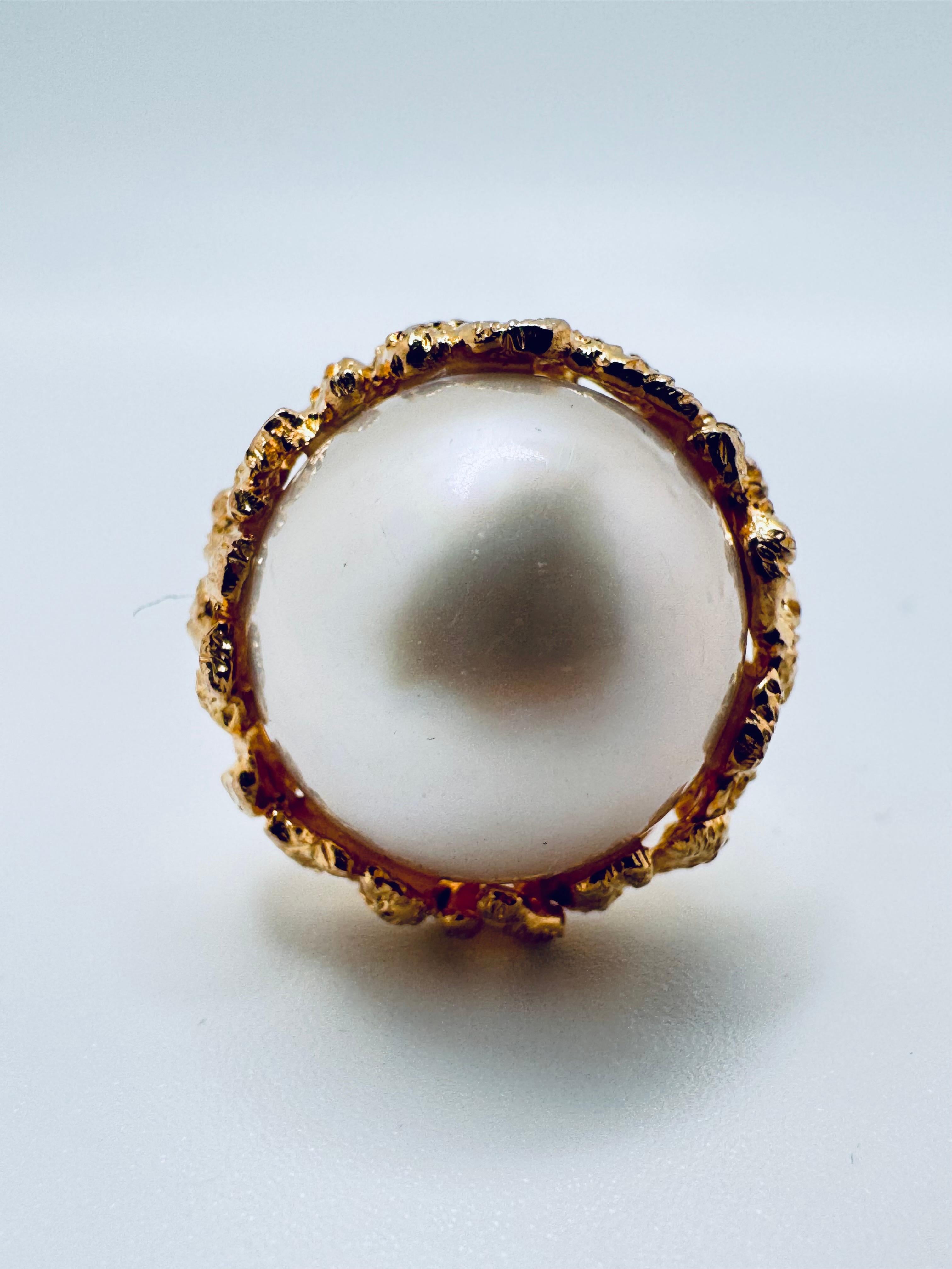 Art déco Bague en or jaune 18K à perles Mabe de style libre en vente