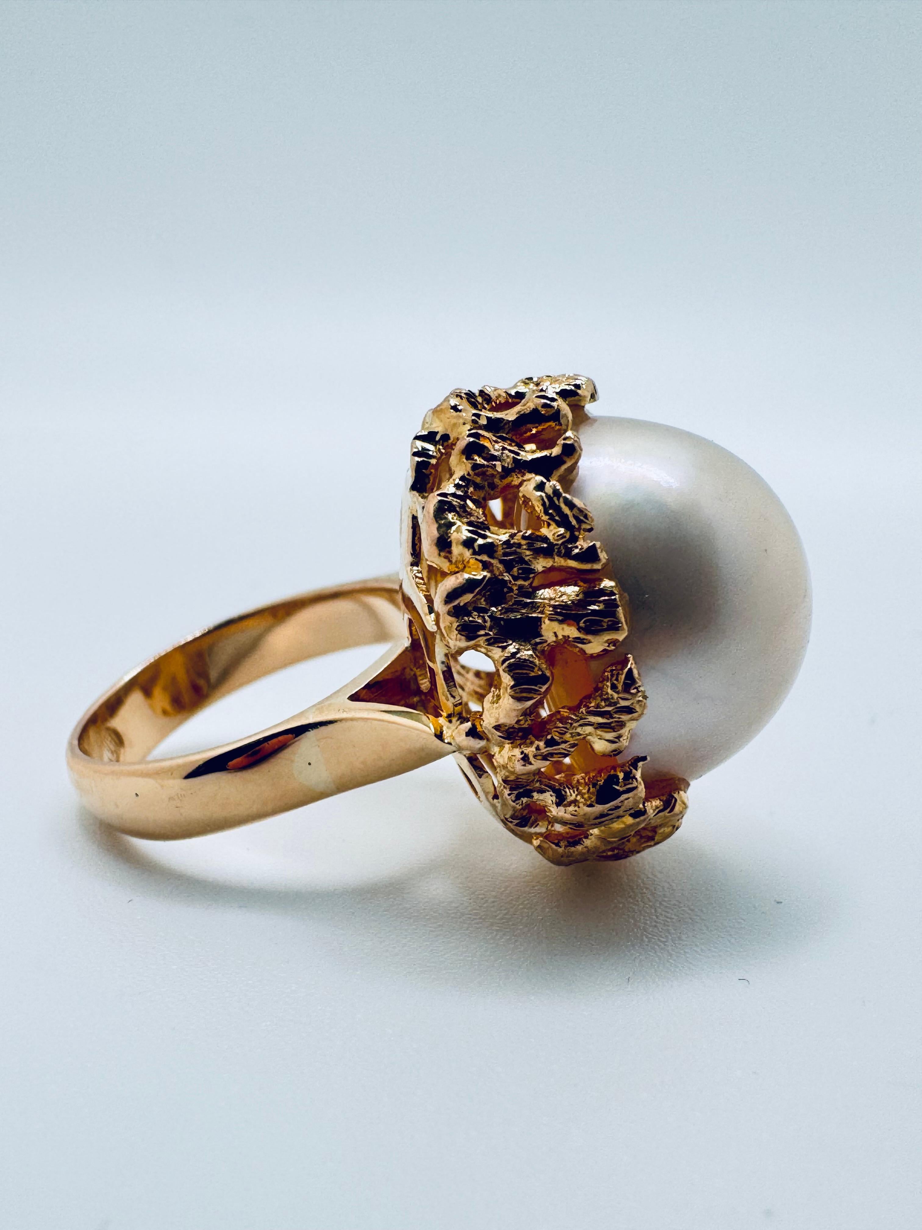 Taille ronde Bague en or jaune 18K à perles Mabe de style libre en vente