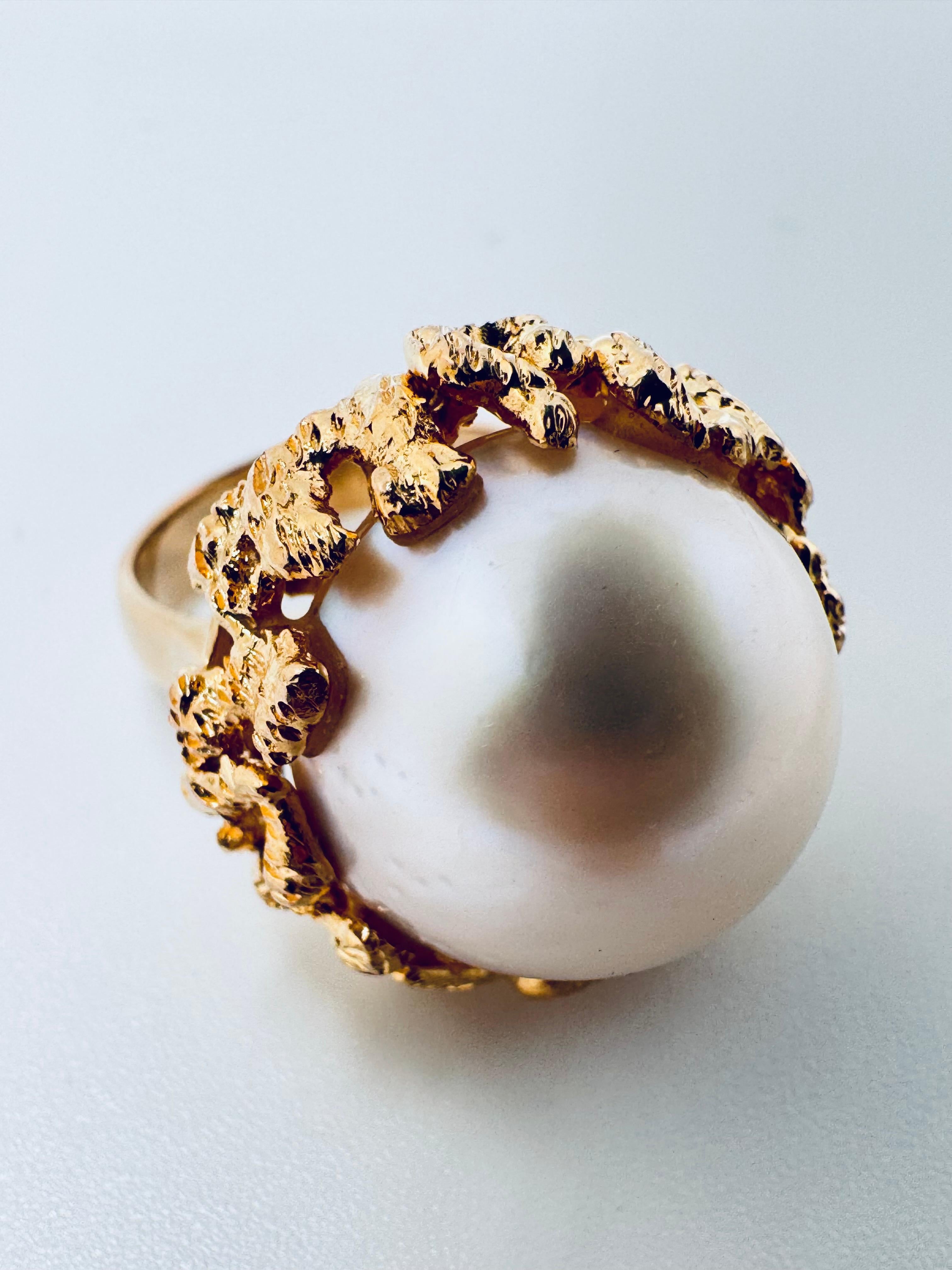 Bague en or jaune 18K à perles Mabe de style libre en vente 1