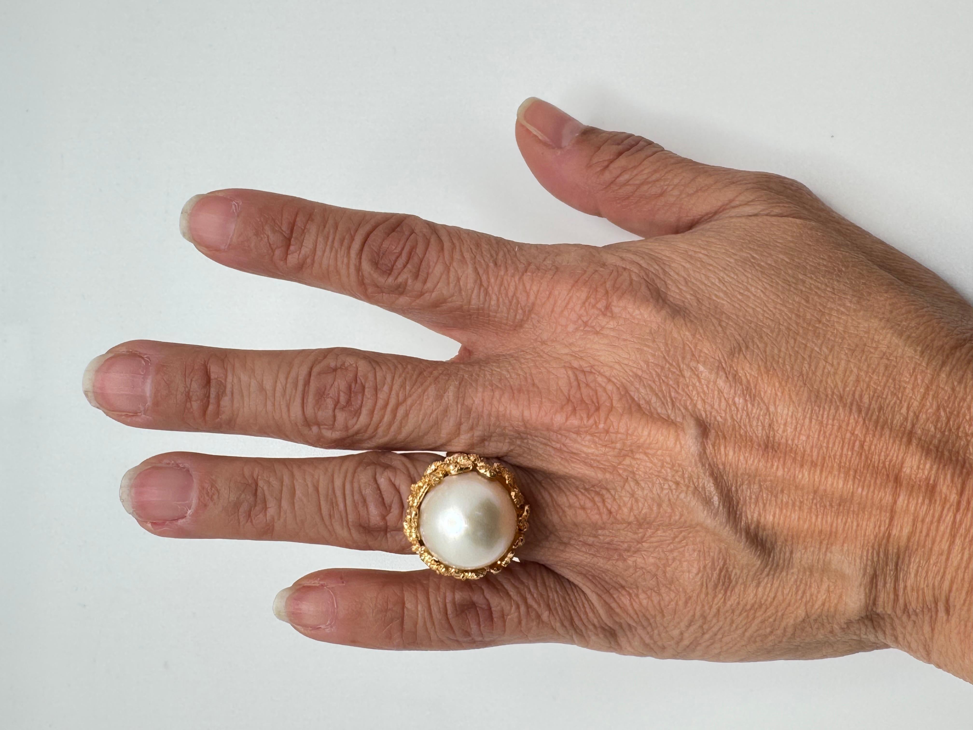 Bague en or jaune 18K à perles Mabe de style libre en vente 2