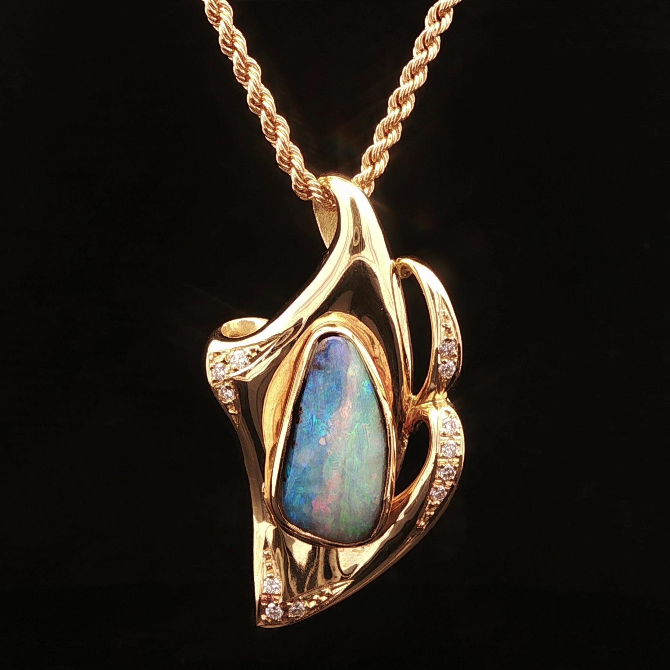 Ciondolo in oro giallo 18k con opale Boulder e diamanti a forma libera e collana con catena a corda in vendita 1