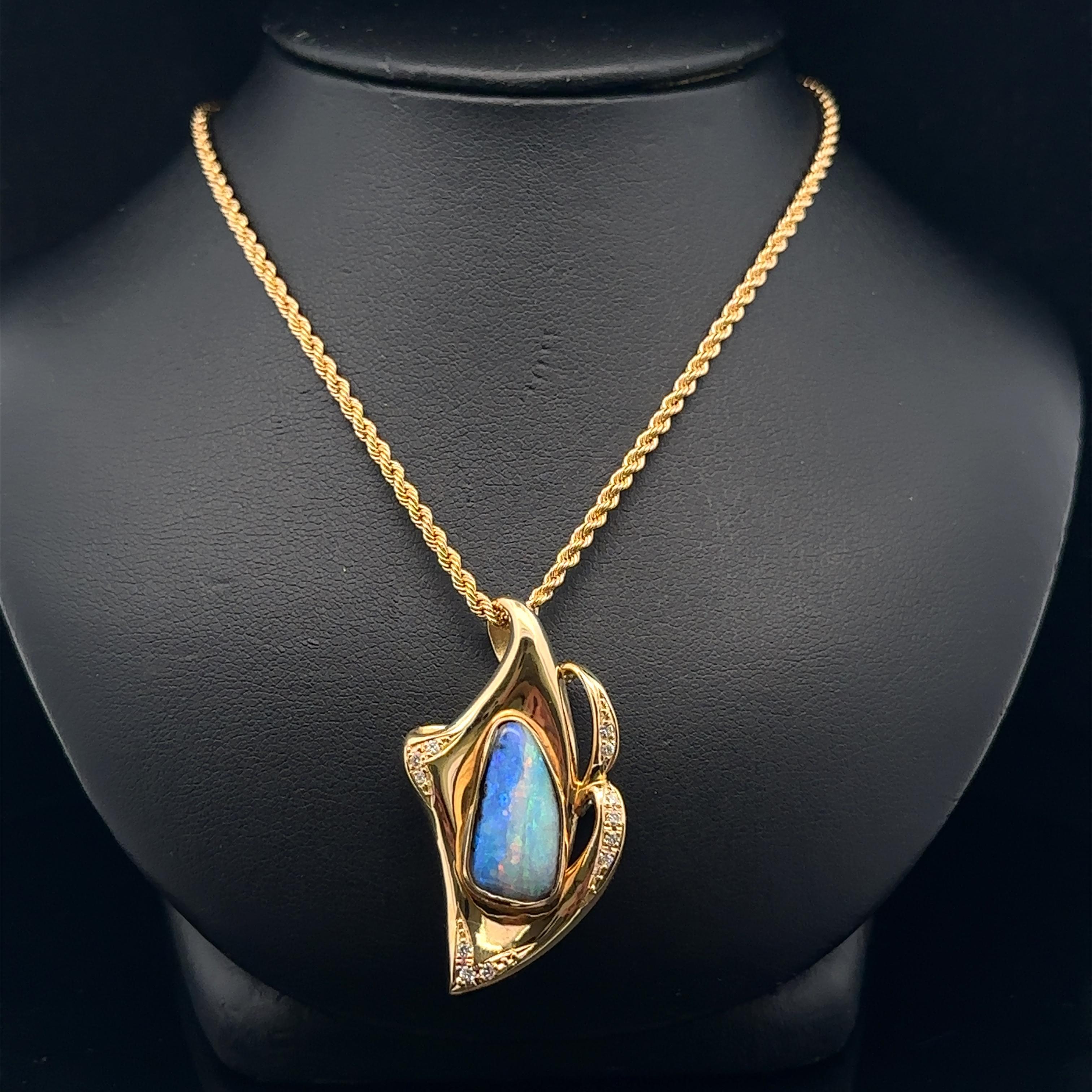 Ciondolo in oro giallo 18k con opale Boulder e diamanti a forma libera e collana con catena a corda in vendita 2