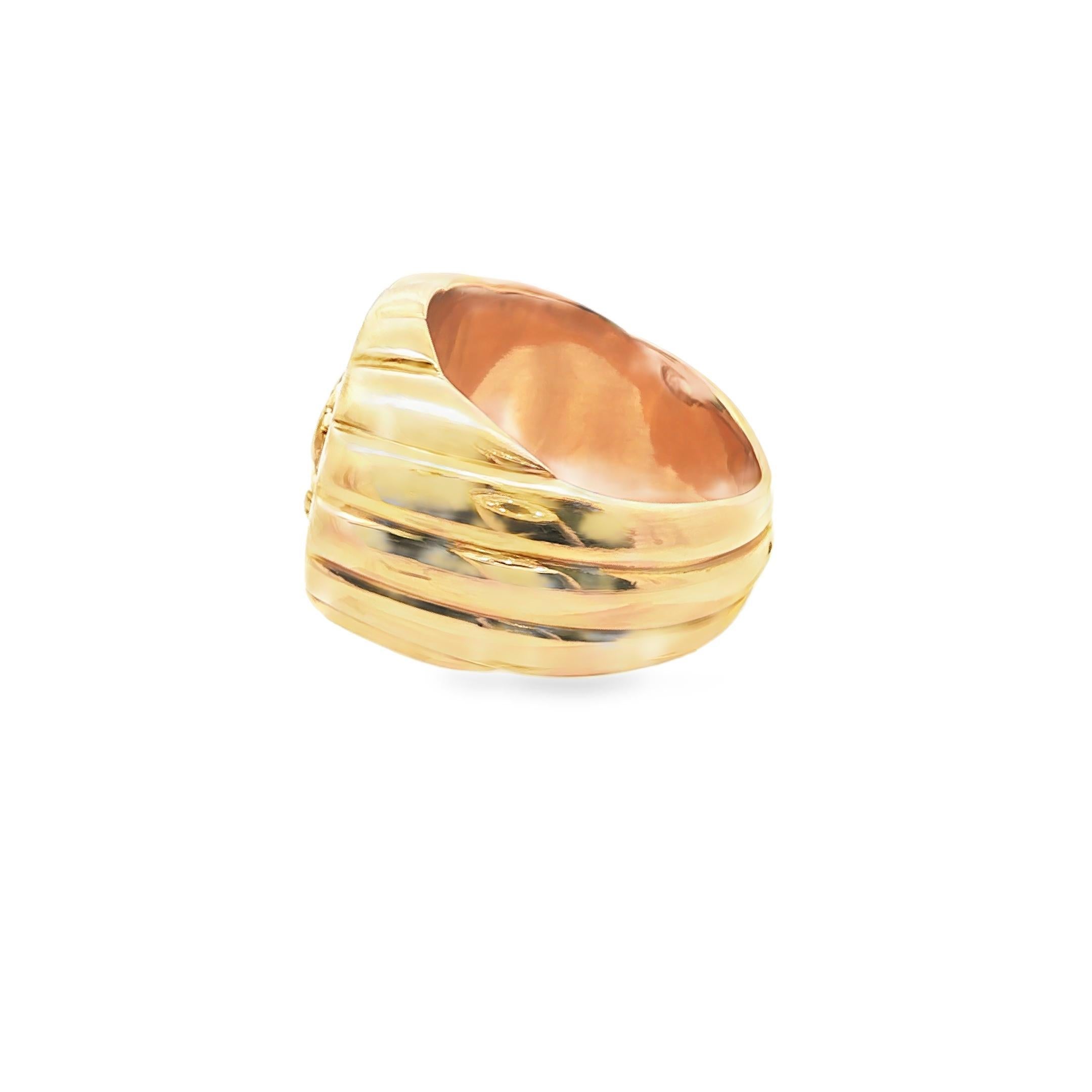 Cette bague frappante met en valeur le design audacieux de l'artisanat du milieu du 20e siècle. En son cœur se trouve un diamant de 1,95 carat taillé dans une ancienne mine, qui présente une teinte blanche captivante. Le diamant, d'une pureté VS2 et
