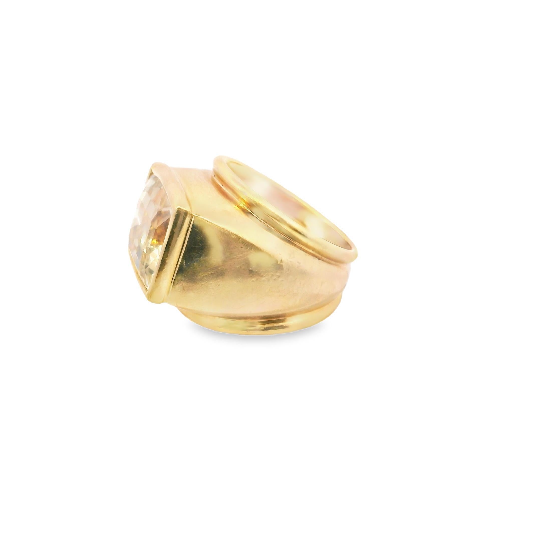 18k Gelbgold  Französisch 1970er Jahre  Saphir Ring  - 20.03GRAM -S12.00cts (Smaragdschliff) im Angebot