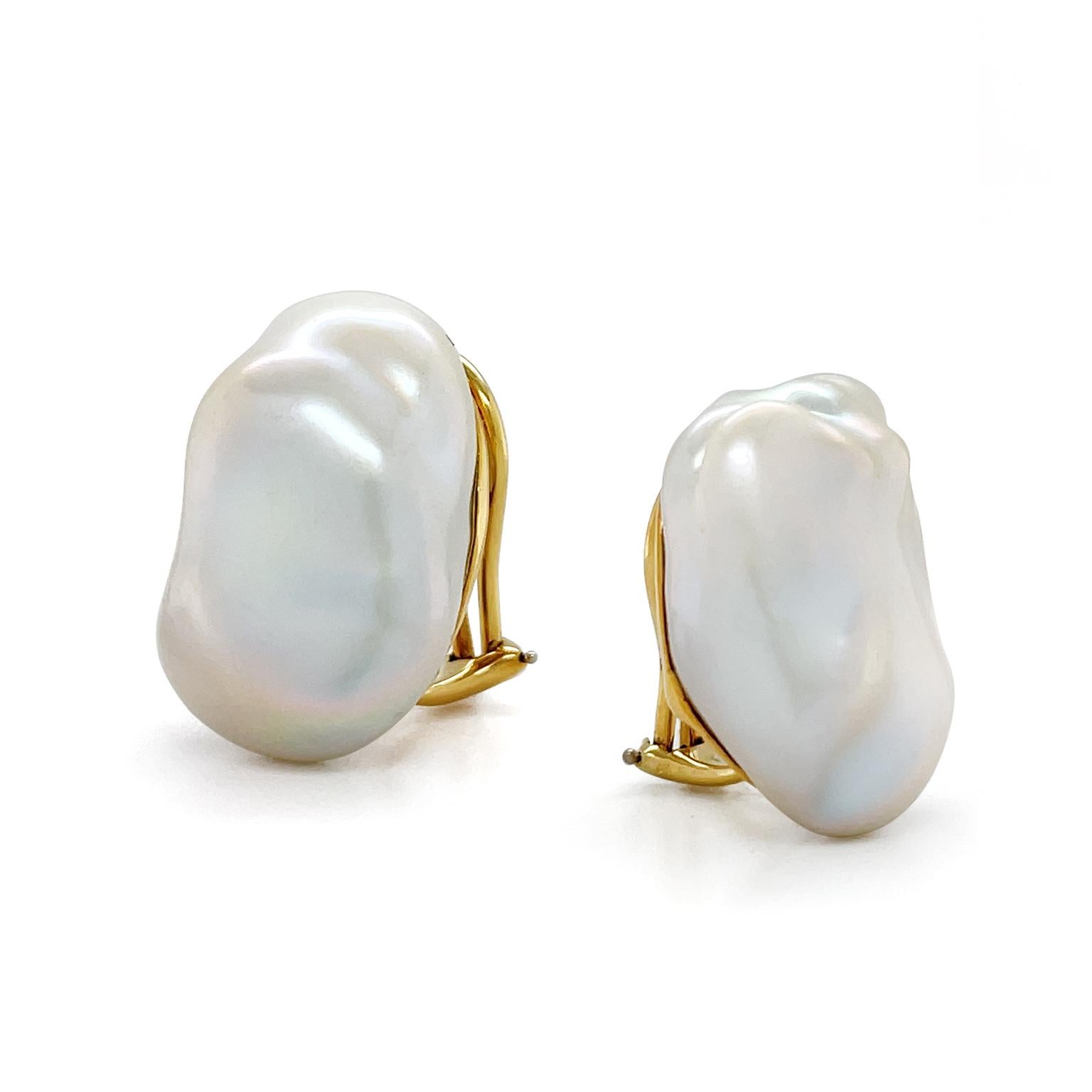 The chromatic singularity of baroque pearls is demonstrated in these earrings. Prized for their unique shapes, each oval-shaped pearls reflect soft multicolored hues and shadows across their varied valleys. The total weight of the pearls is 94.2