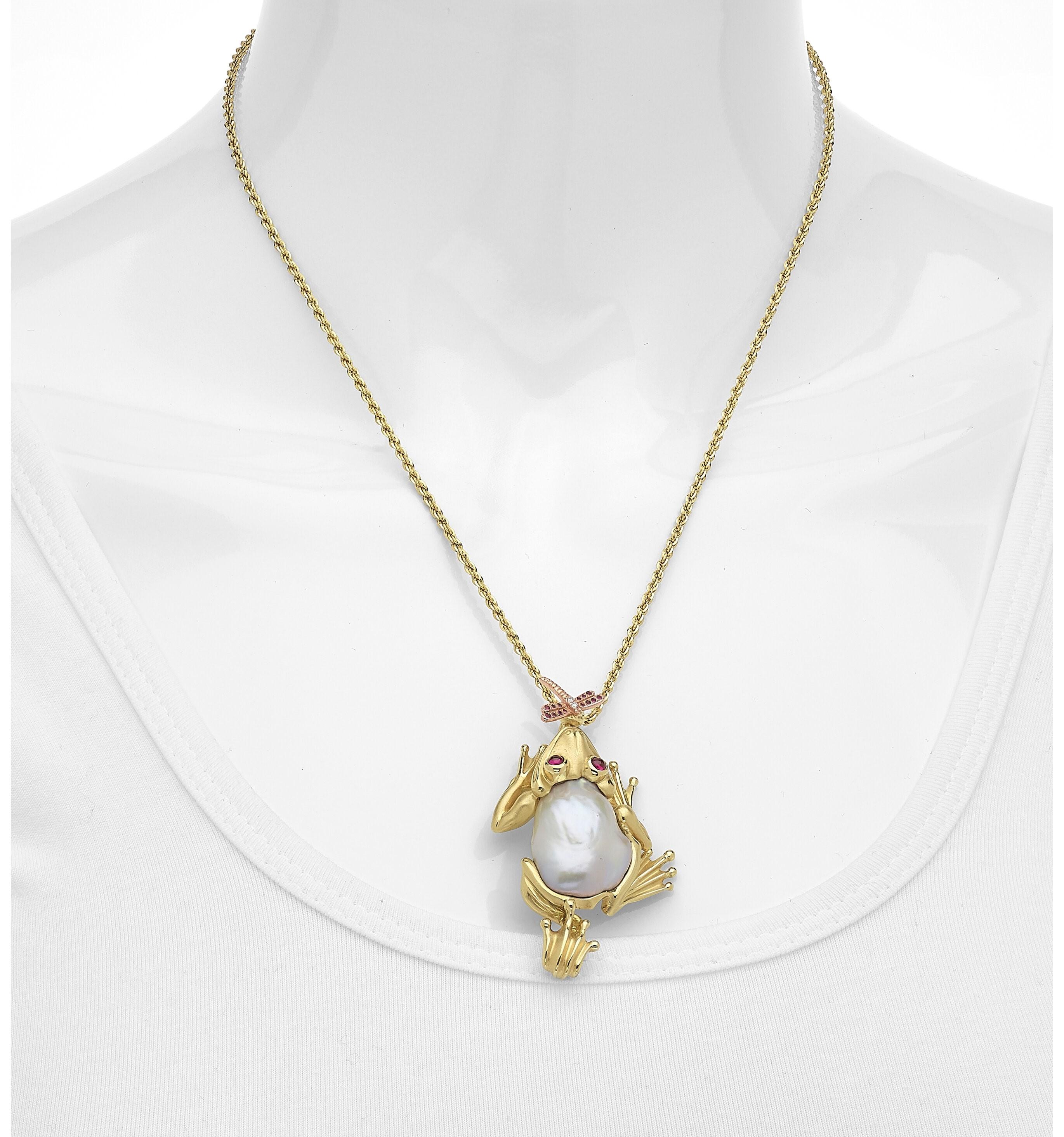 Pendentif grenouille magnifique et unique par Avi Raz
Pendentif avec perle baroque dans une monture en or 18 carats ornée de pierres précieuses
Chaîne en or 14k 18