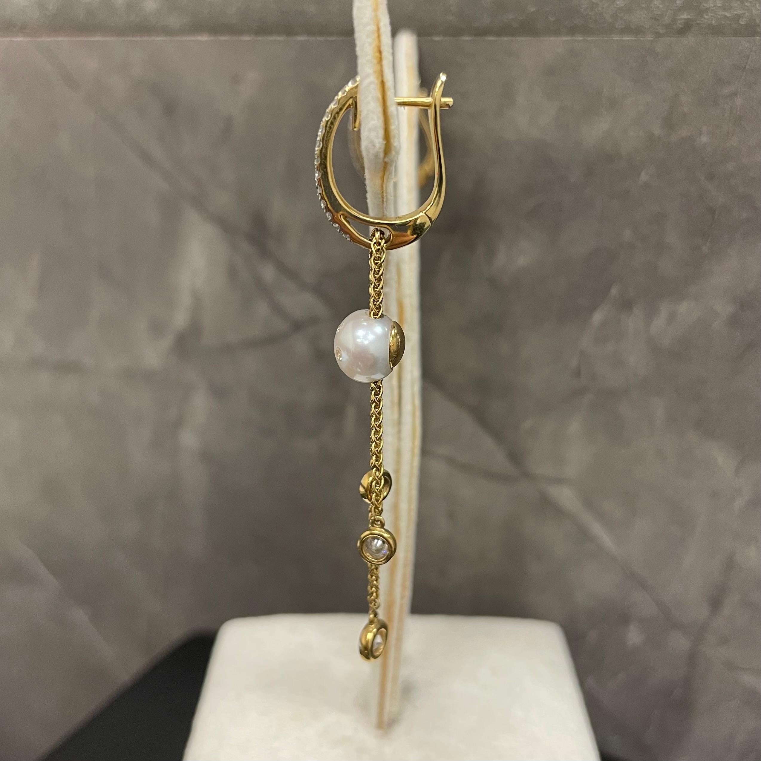 18K Yellow Gold Freshwater Pearl in Motion Earrings with Diamond Huggie In New Condition For Sale In Central, HK