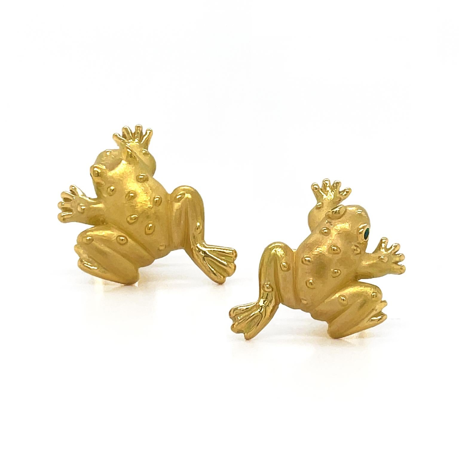 18K Yellow Gold Frog Cufflinks with Emerald Eyes In New Condition For Sale In New York, NY