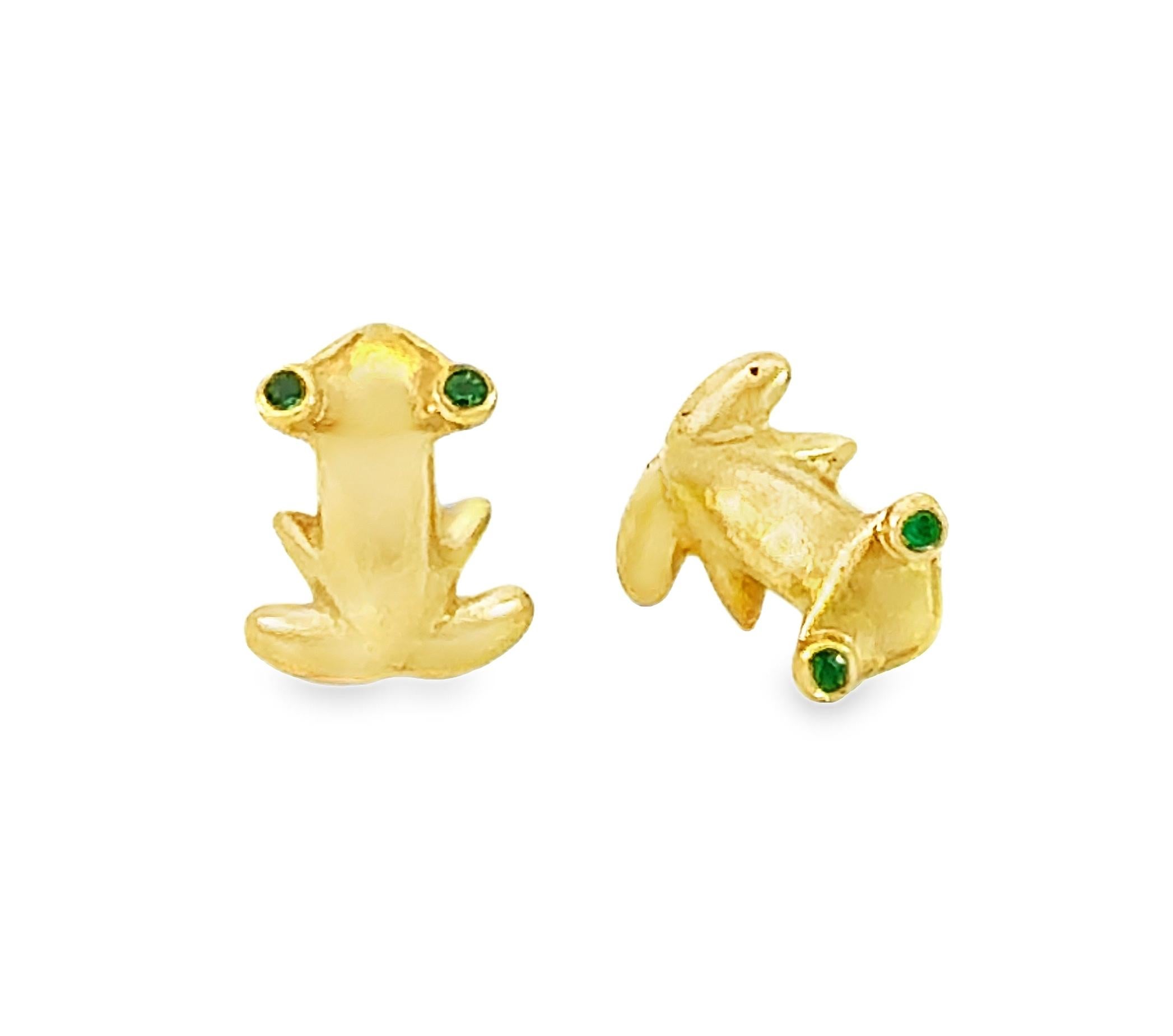 Frosch-Schmuckset aus 18 Karat Gelbgold mit Ohrringen mit Smaragdaugen und einem passenden Anhänger. Gestempelt 18 Karat. Lustiges Tiermotiv, sammelbares Design.

Frosch-Schmuckset aus 18 Karat Gelbgold mit Ohrringen und einem Anhänger. Die Ohrringe