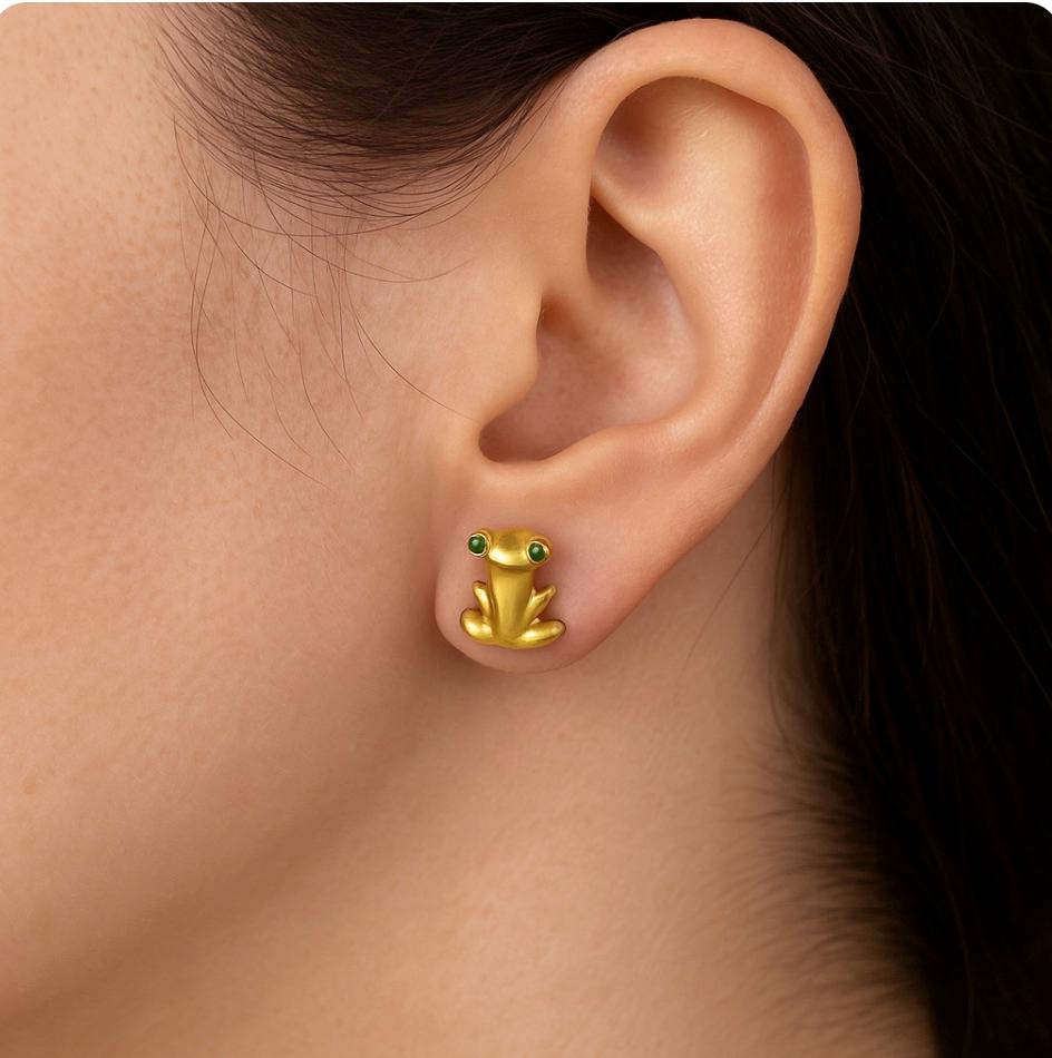 18K Gelbgold Frosch-Ohrringe mit Smaragd-Augen und passendem Anhänger (Cabochon) im Angebot