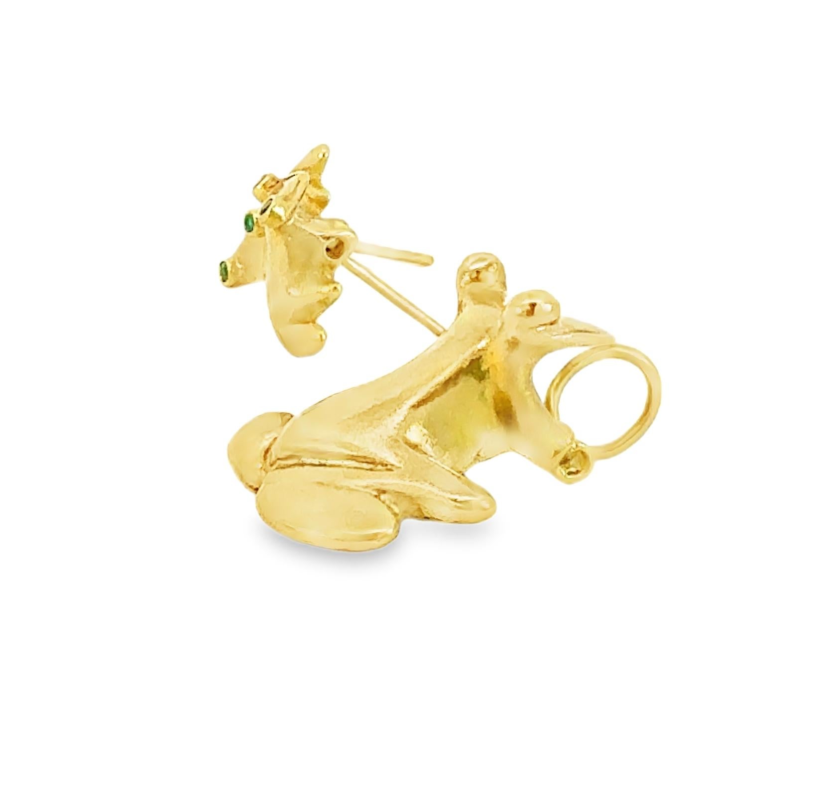 18K Gelbgold Frosch-Ohrringe mit Smaragd-Augen und passendem Anhänger im Zustand „Neu“ im Angebot in Beverly Hills, CA