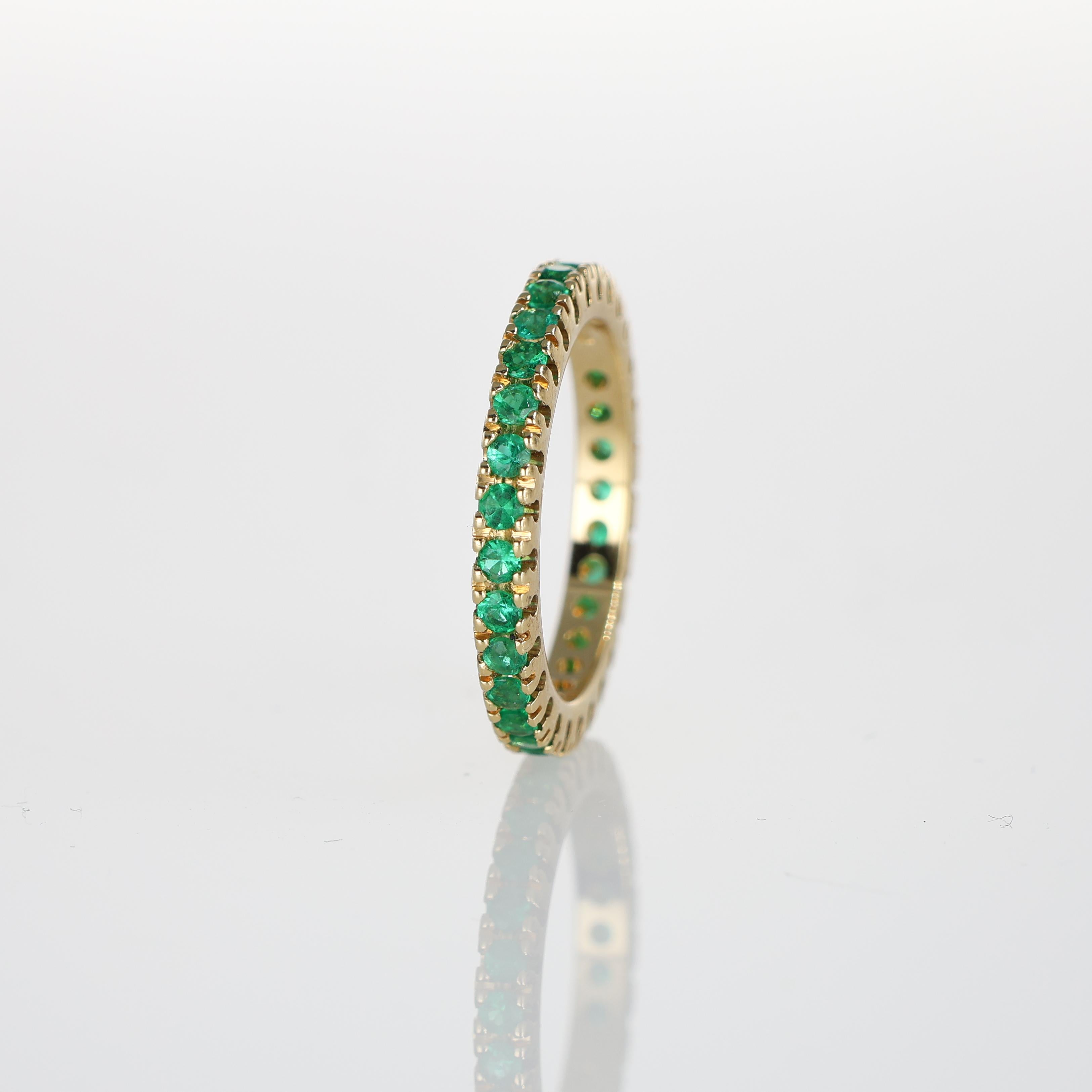 18K Yellow Gold Full Eternity Band with Emeralds In New Condition For Sale In Bergamo, BG