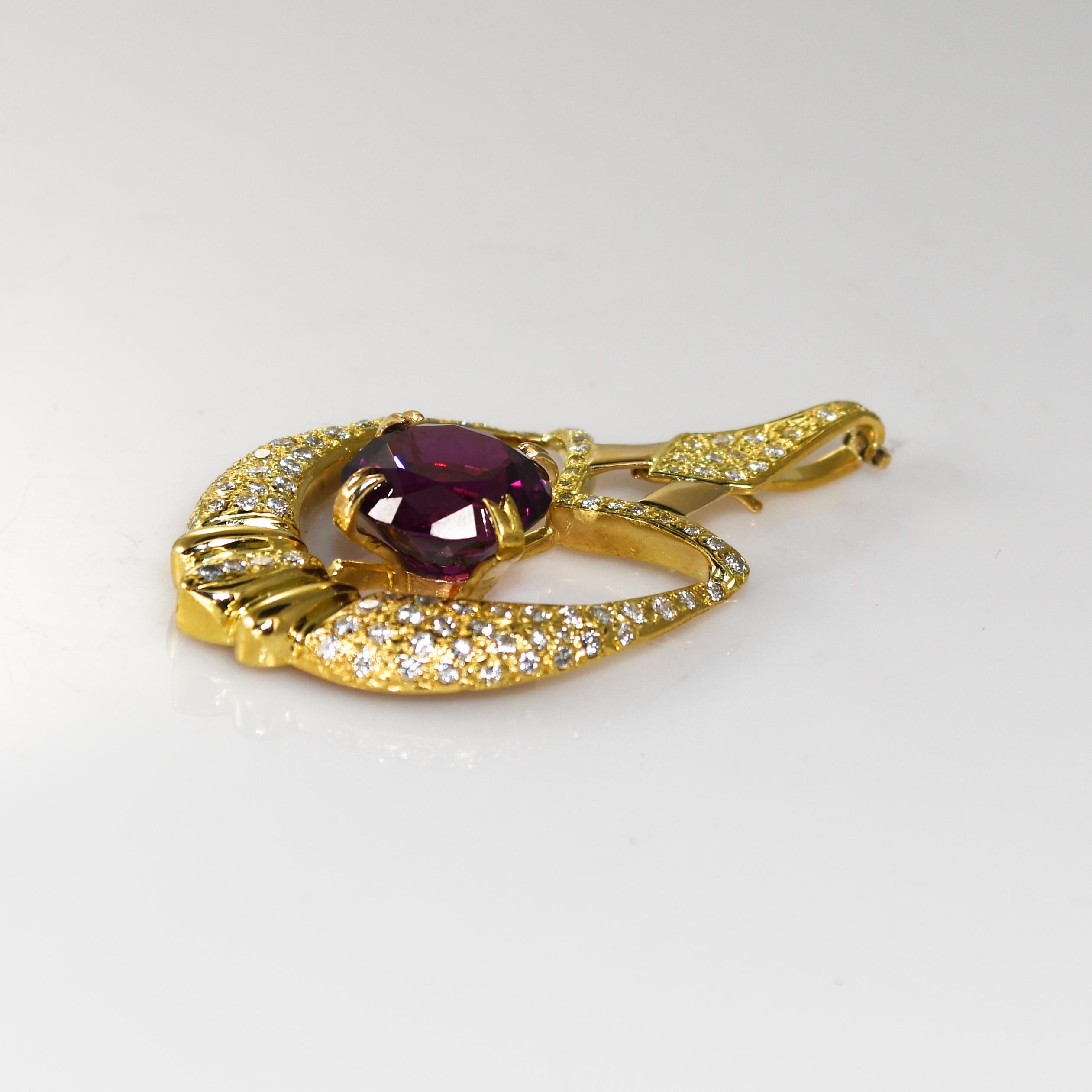 Taille ronde 18K Yellow Gold Garnet & Diamond Pendant en vente