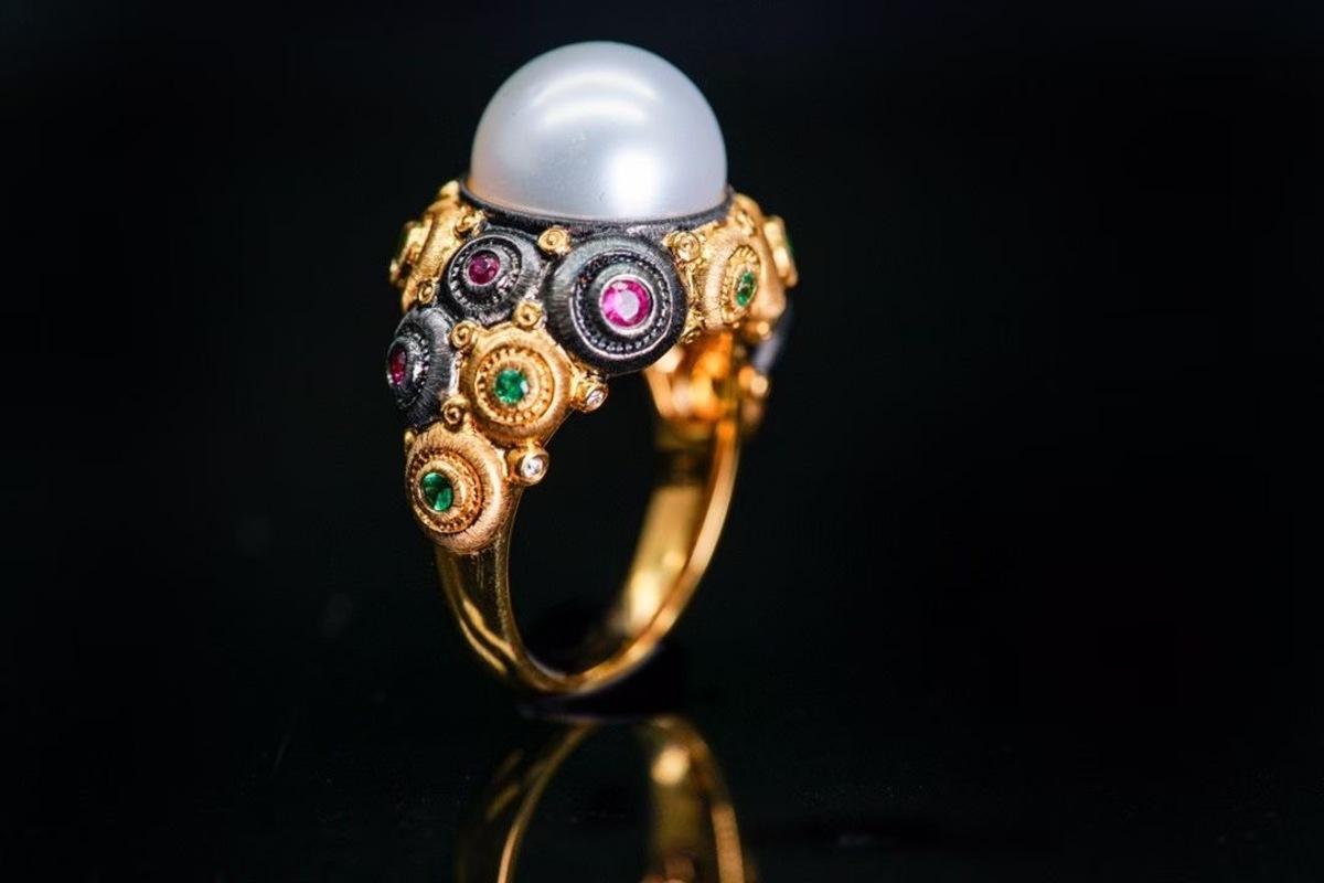 Anillo estilo vintage de piedras preciosas y diamantes en oro amarillo de 18 quilates

Piedras preciosas y diamantes 
Peso total - 8,98

( La perla no está incluida en el precio. Personalizable)

(Perla Blanca Australiana & Perla Dorada de los Mares