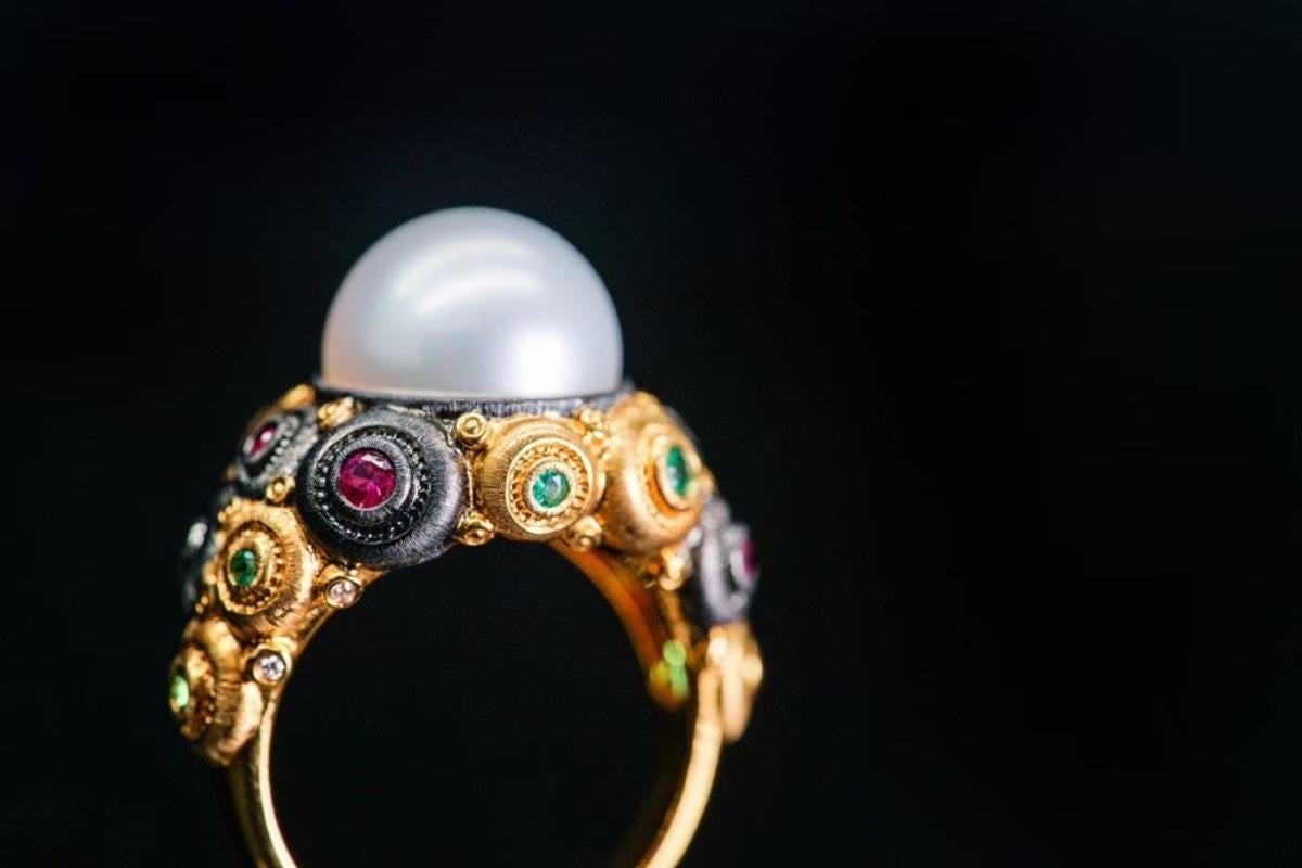 Anillo estilo vintage de piedras preciosas y diamantes en oro amarillo de 18 quilates Moderno en venta