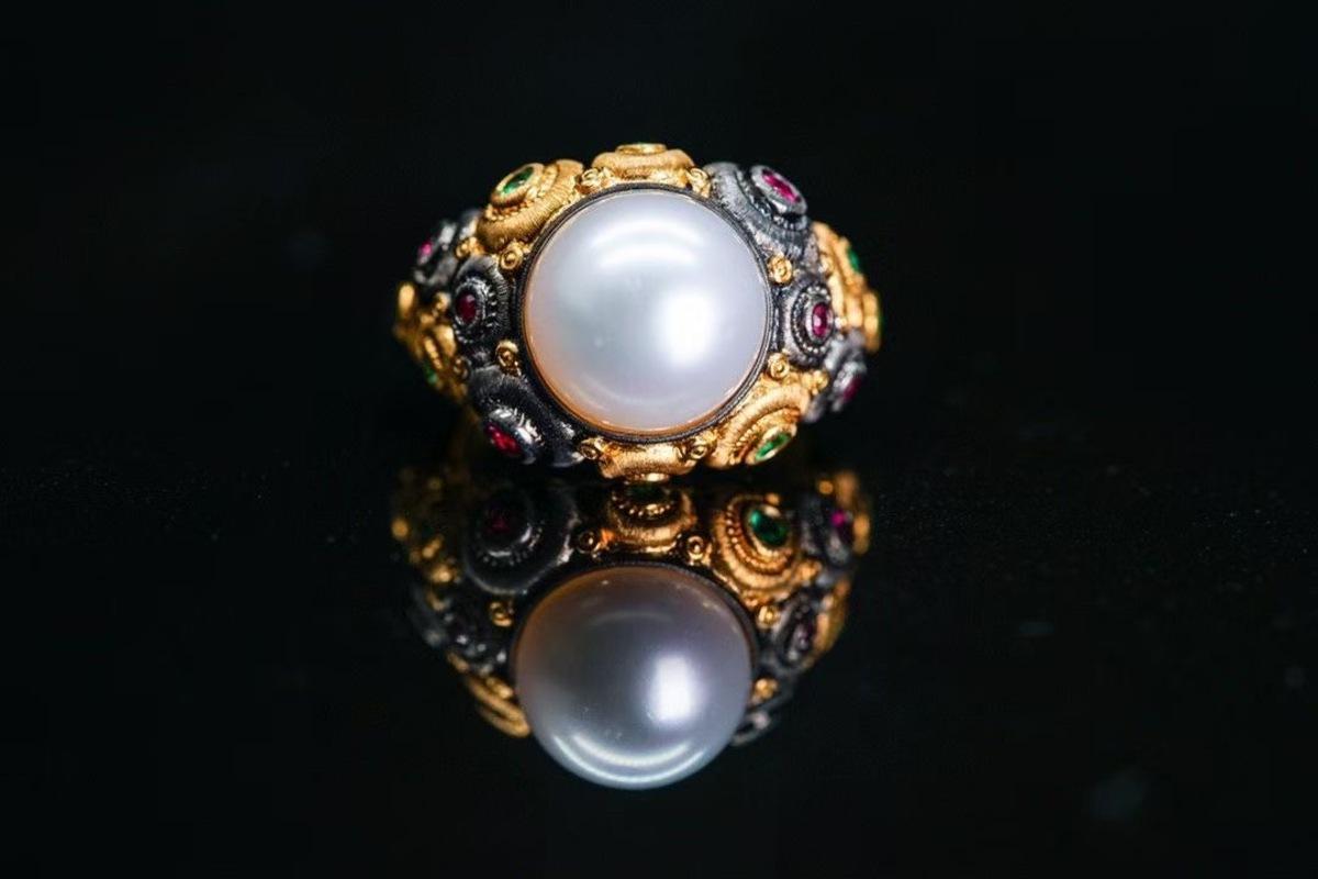 Femenino o masculino Anillo estilo vintage de piedras preciosas y diamantes en oro amarillo de 18 quilates en venta