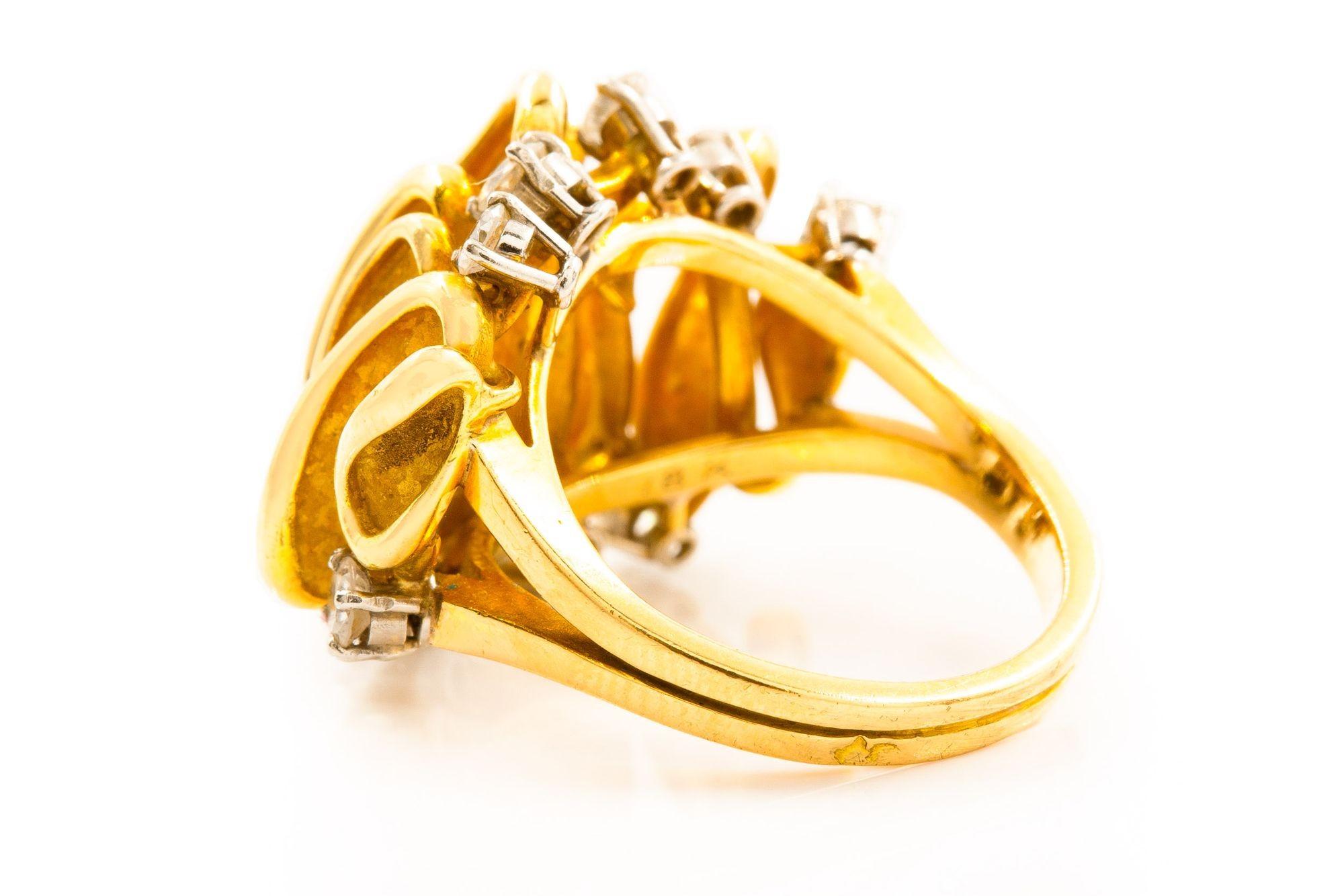 20ième siècle Bague vague en or jaune 18 carats et pierres précieuses, fabriquée en France, taille 6 en vente