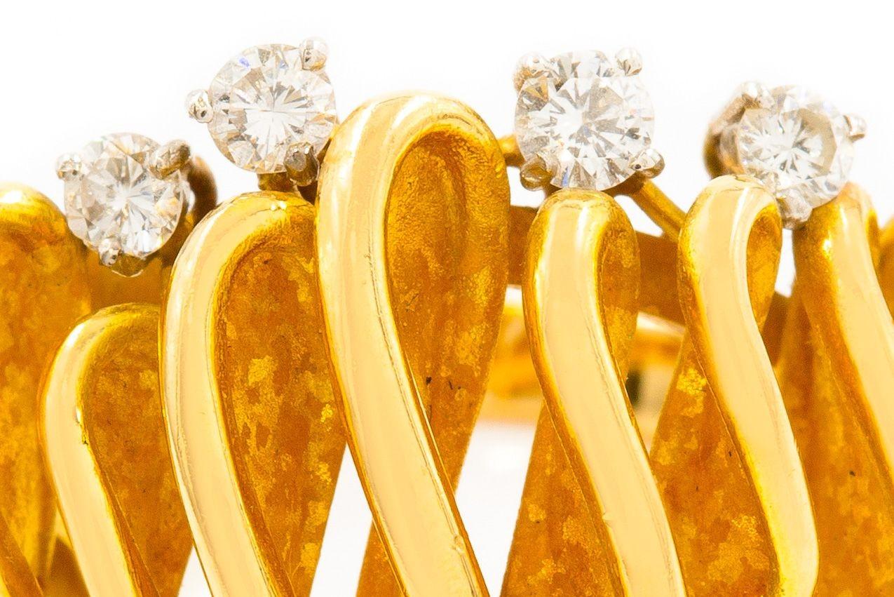Or Bague vague en or jaune 18 carats et pierres précieuses, fabriquée en France, taille 6 en vente