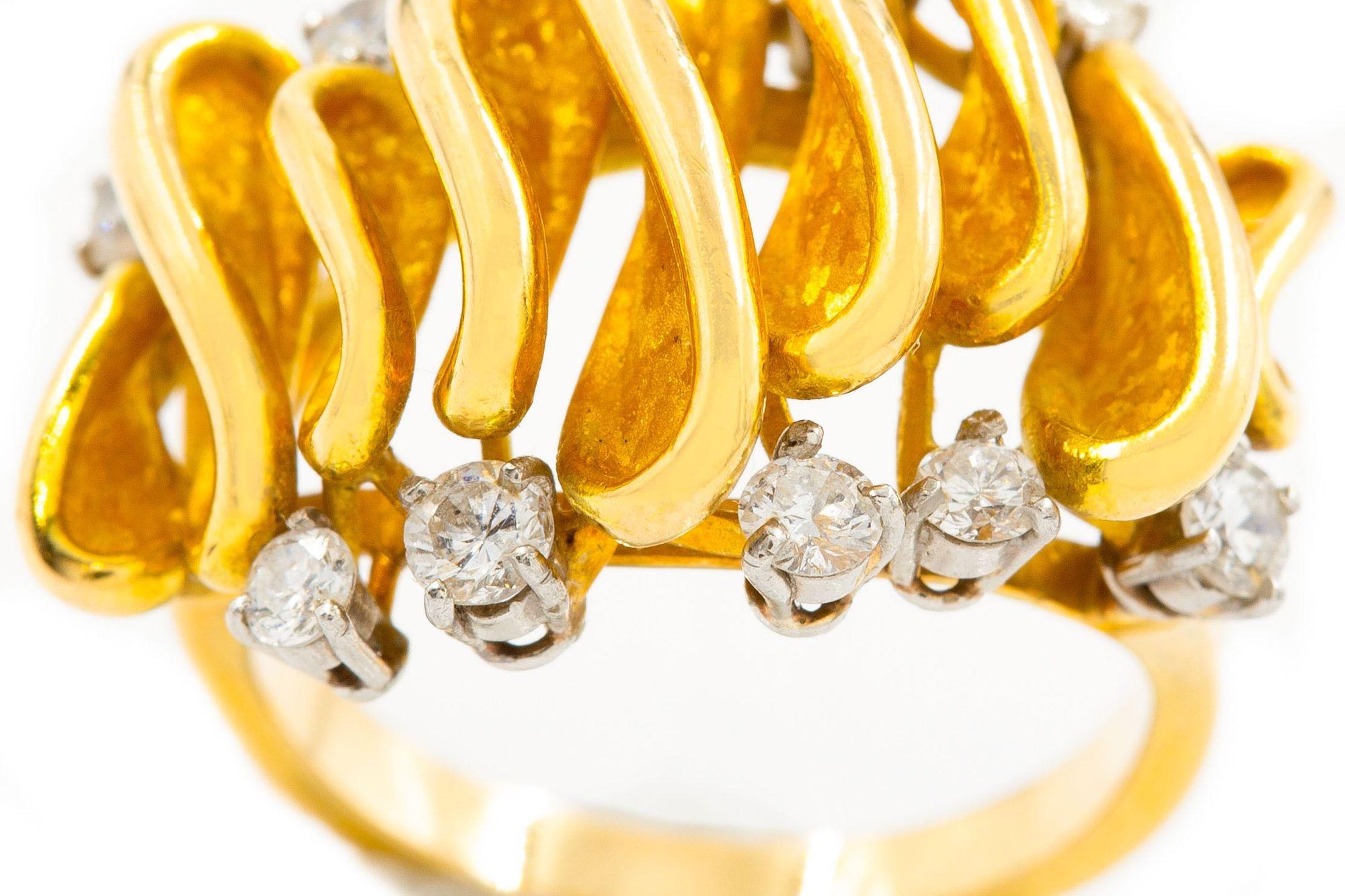 Bague vague en or jaune 18 carats et pierres précieuses, fabriquée en France, taille 6 en vente 1