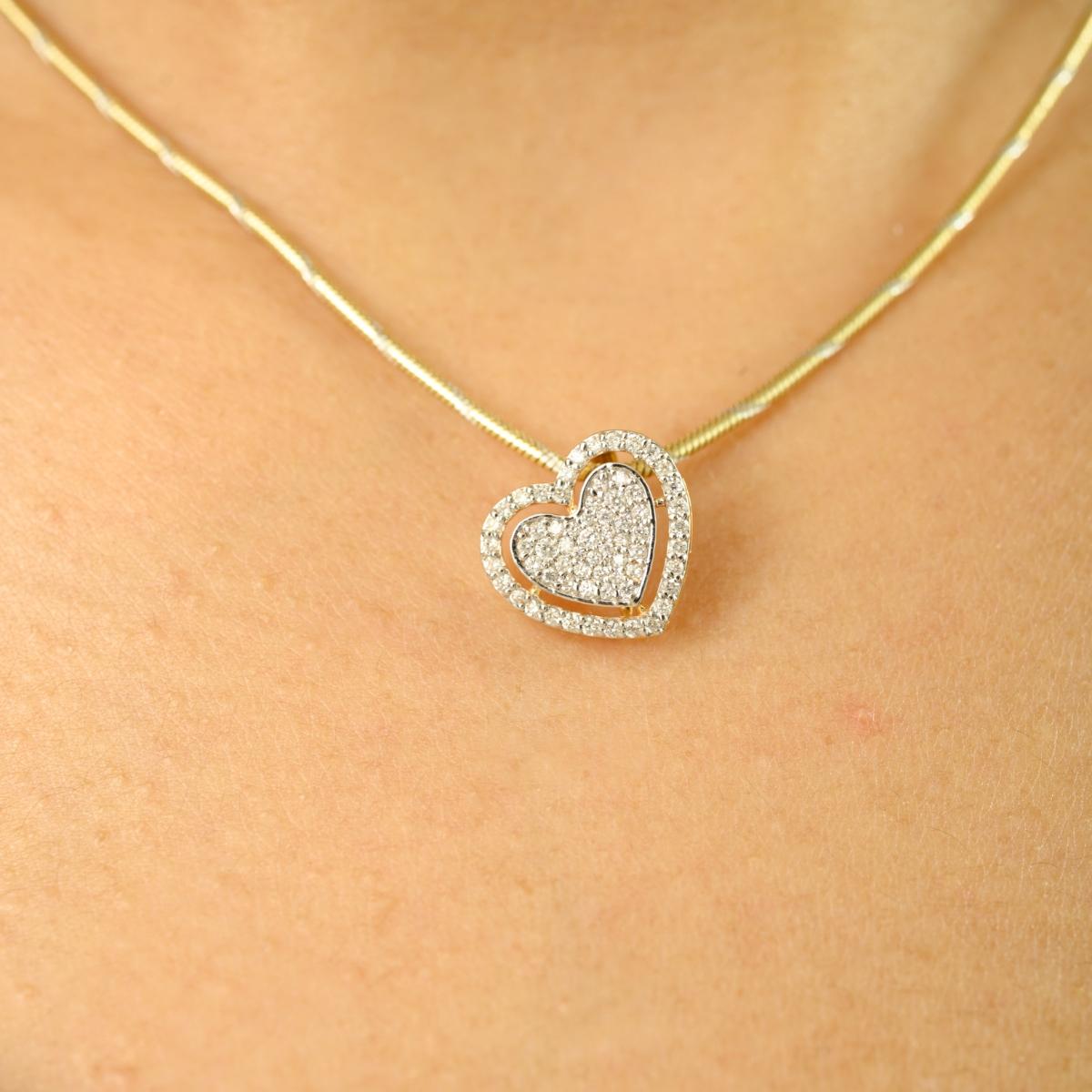 Taille ronde Pendentif cœur clouté en or jaune 18 carats avec diamants véritables pour mère en vente