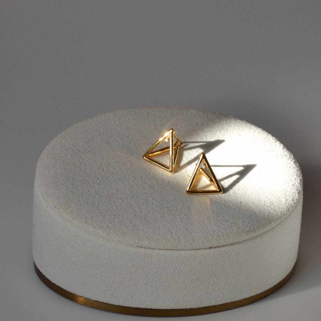 Round Cut 18K Yellow Gold Geometric 3D Pyramid Earrings with Diamond Accent For Sale