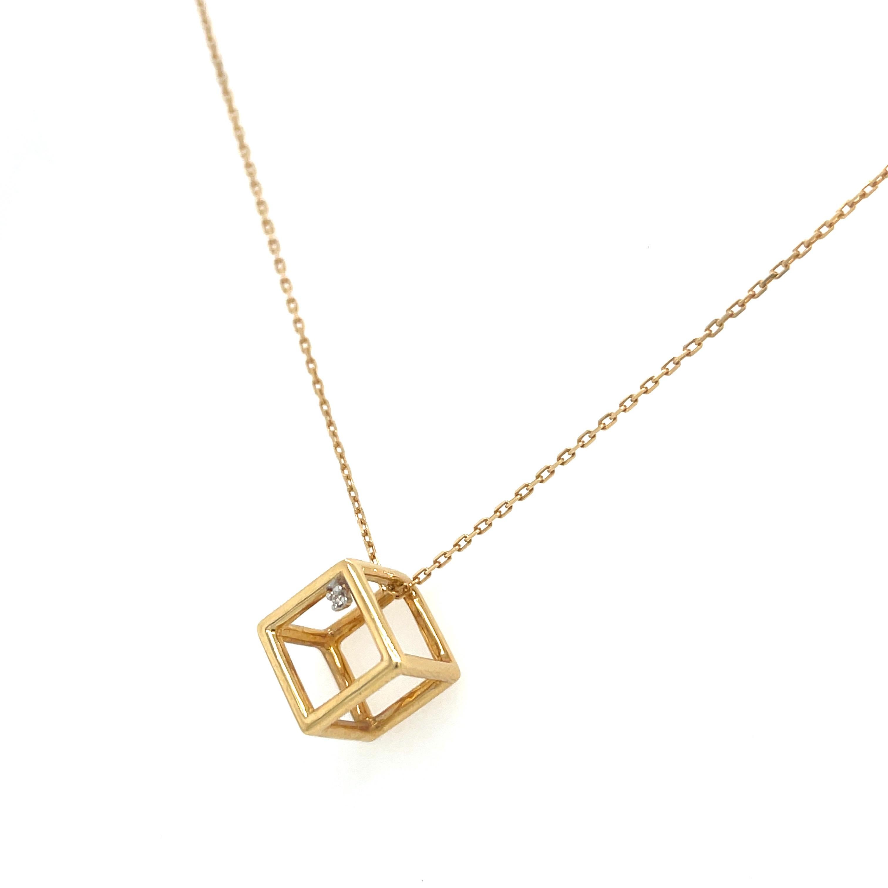 Moderno Collana a cubo geometrico in oro giallo 18K con accenti di diamante in vendita