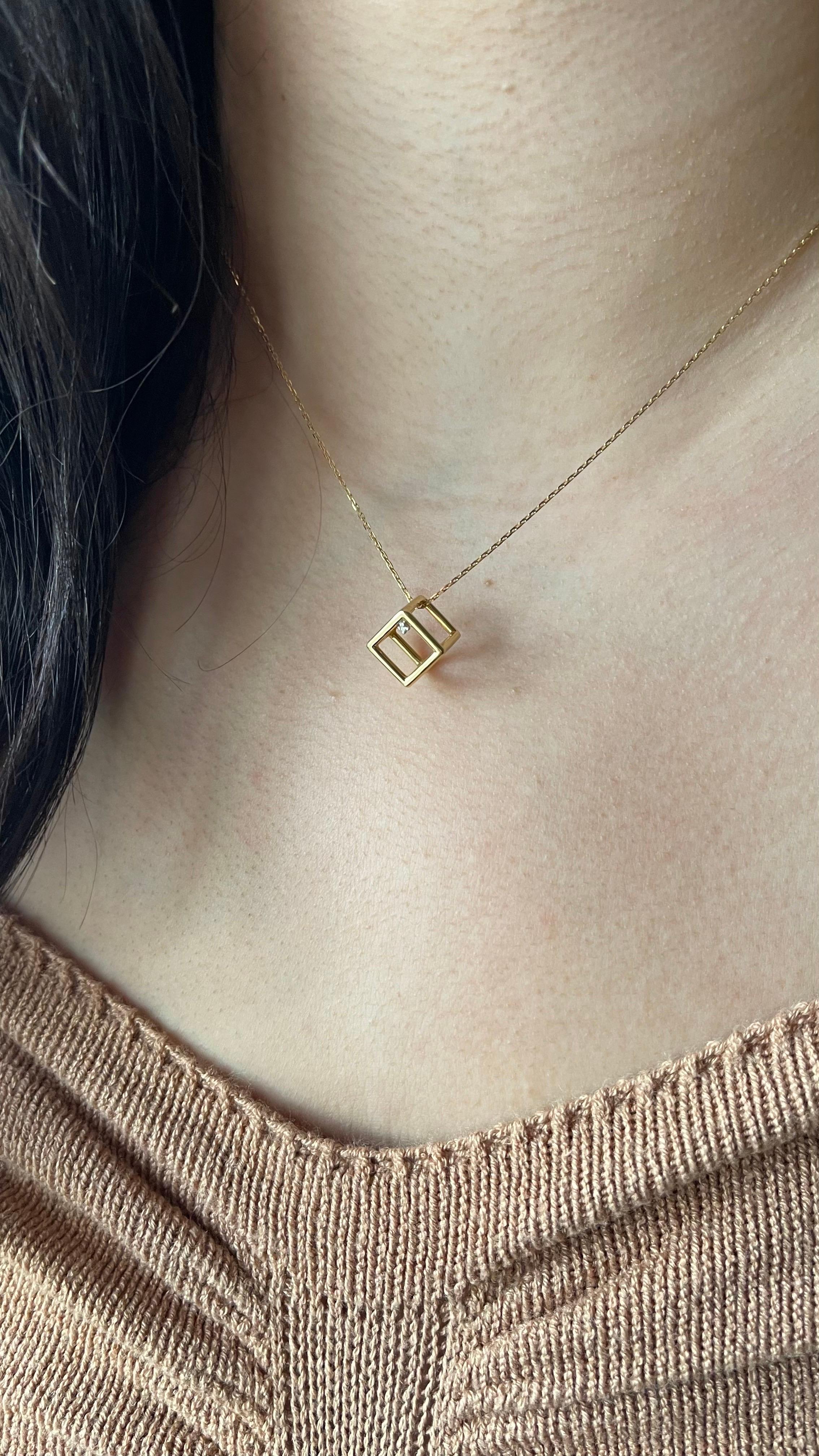 Collana a cubo geometrico in oro giallo 18K con accenti di diamante In condizioni Nuovo in vendita a Ridgefield, CT