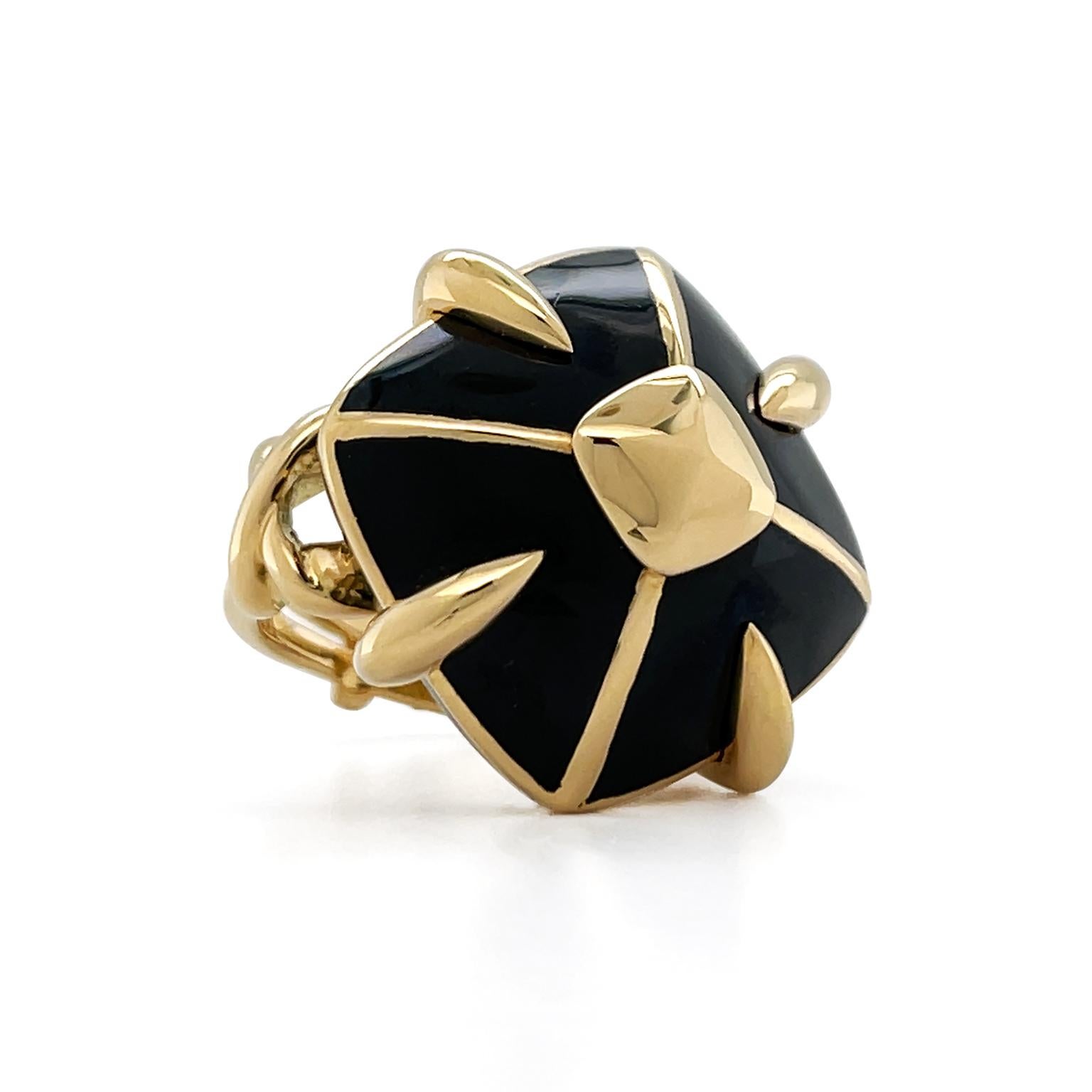 18K Yellow Gold Geometric Cushion Black Enamel Ring In New Condition For Sale In New York, NY