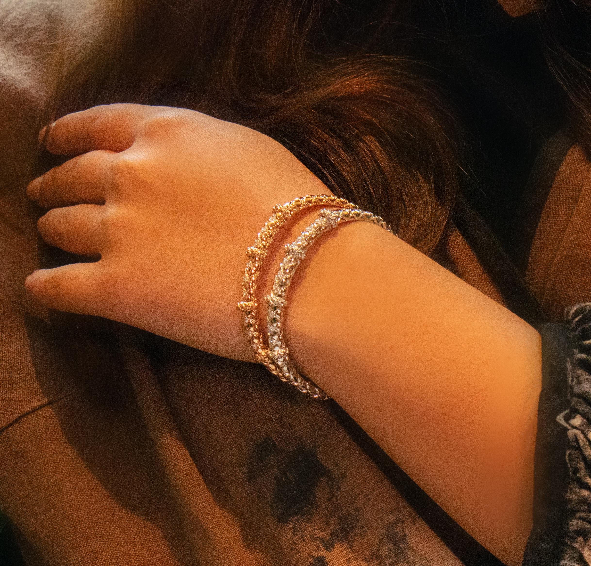•	Métal : Or jaune 18K 
•	Poids : 13,82 g
•	Pierres précieuses : Diamants naturels
•	Poids total des diamants : 0,37 ct (36 pierres)
•       Diamètre du bracelet : 1+2=8].
Interprétation lumineuse de l'élégance classique, ce bracelet en or jaune 18