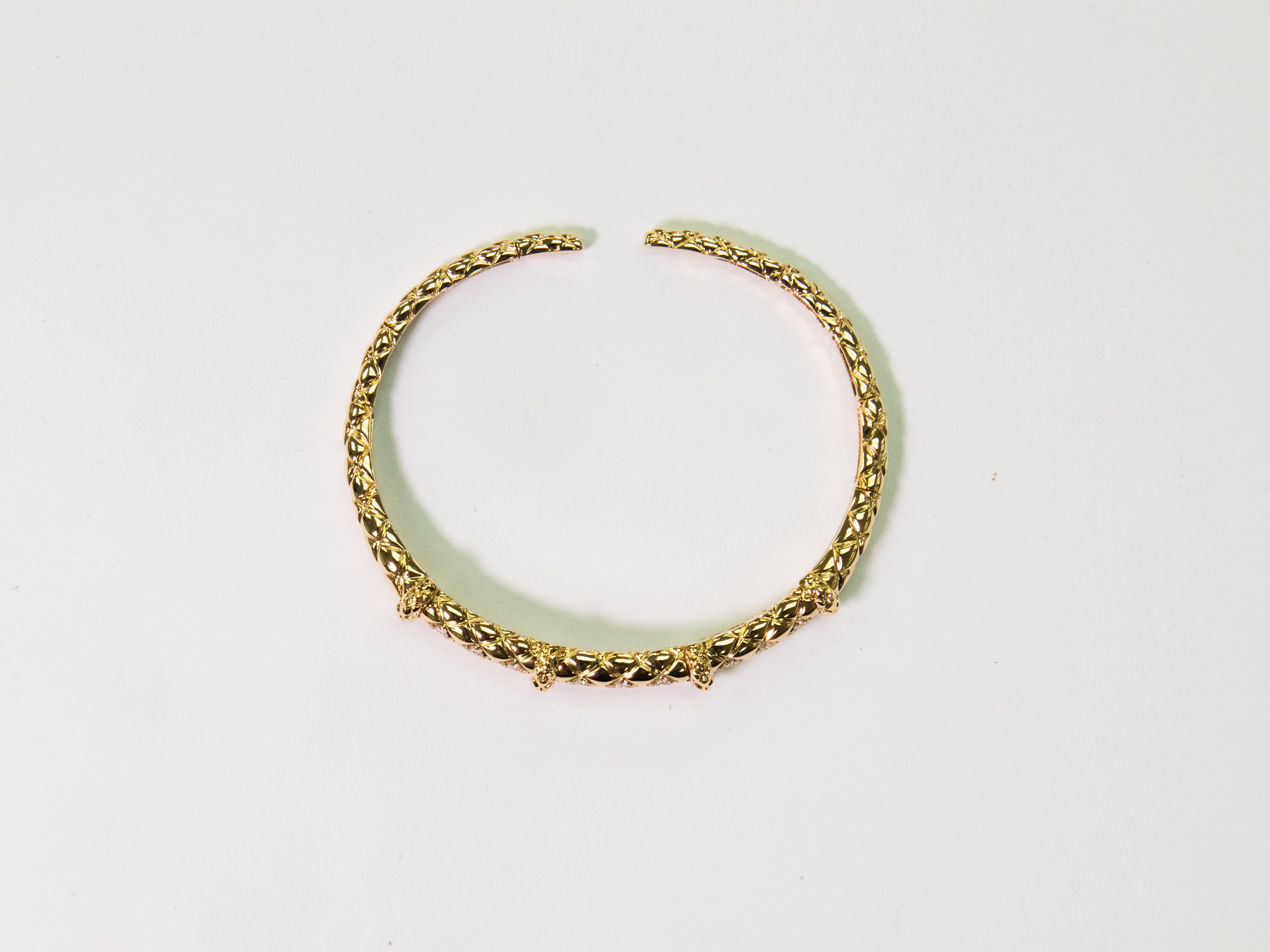 Moderne Bracelet jonc IdunnCollection en or jaune 18 carats avec diamants géométriques ronds en vente