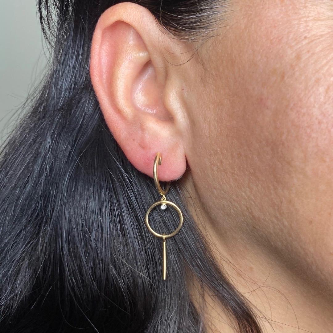 Taglio rotondo Orecchini a goccia geometrici in oro giallo 18 carati con accenti di diamante in vendita
