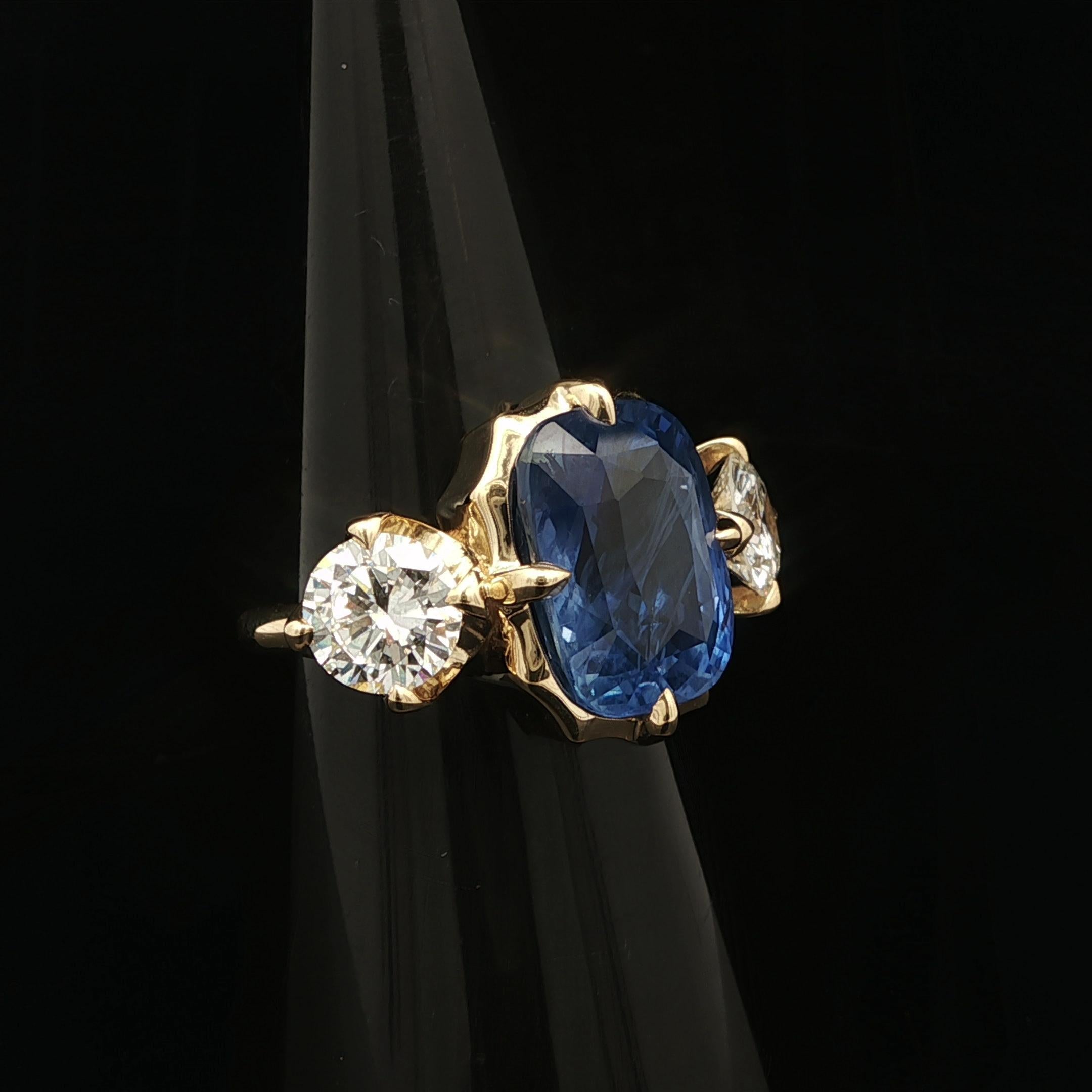 Bague en or jaune 18k GIA 10.98ctw Long Cushion No Heat Blue Sapphire w/ Diamond en vente 3