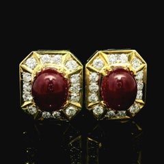 Orecchini Omega a bottone con rubino cabochon e diamante in oro giallo 18k GIA 11ctw No Heat