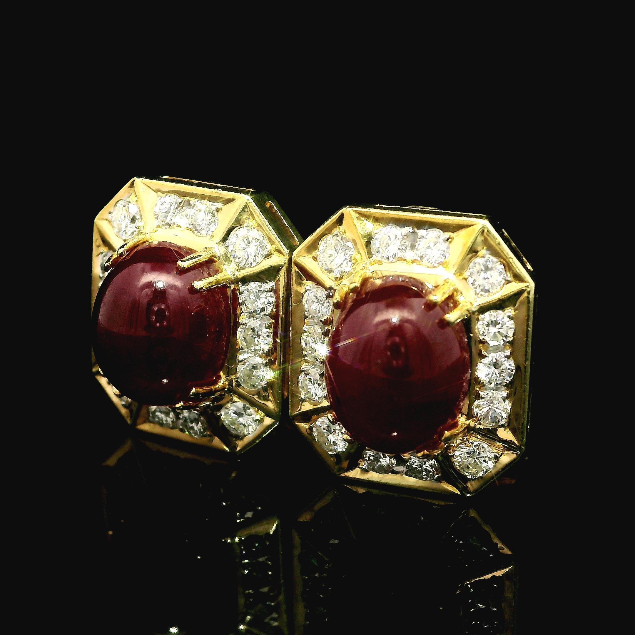 Orecchini Omega a bottone con rubino cabochon e diamante in oro giallo 18k GIA 11ctw No Heat In condizioni ottime in vendita a Montclair, NJ