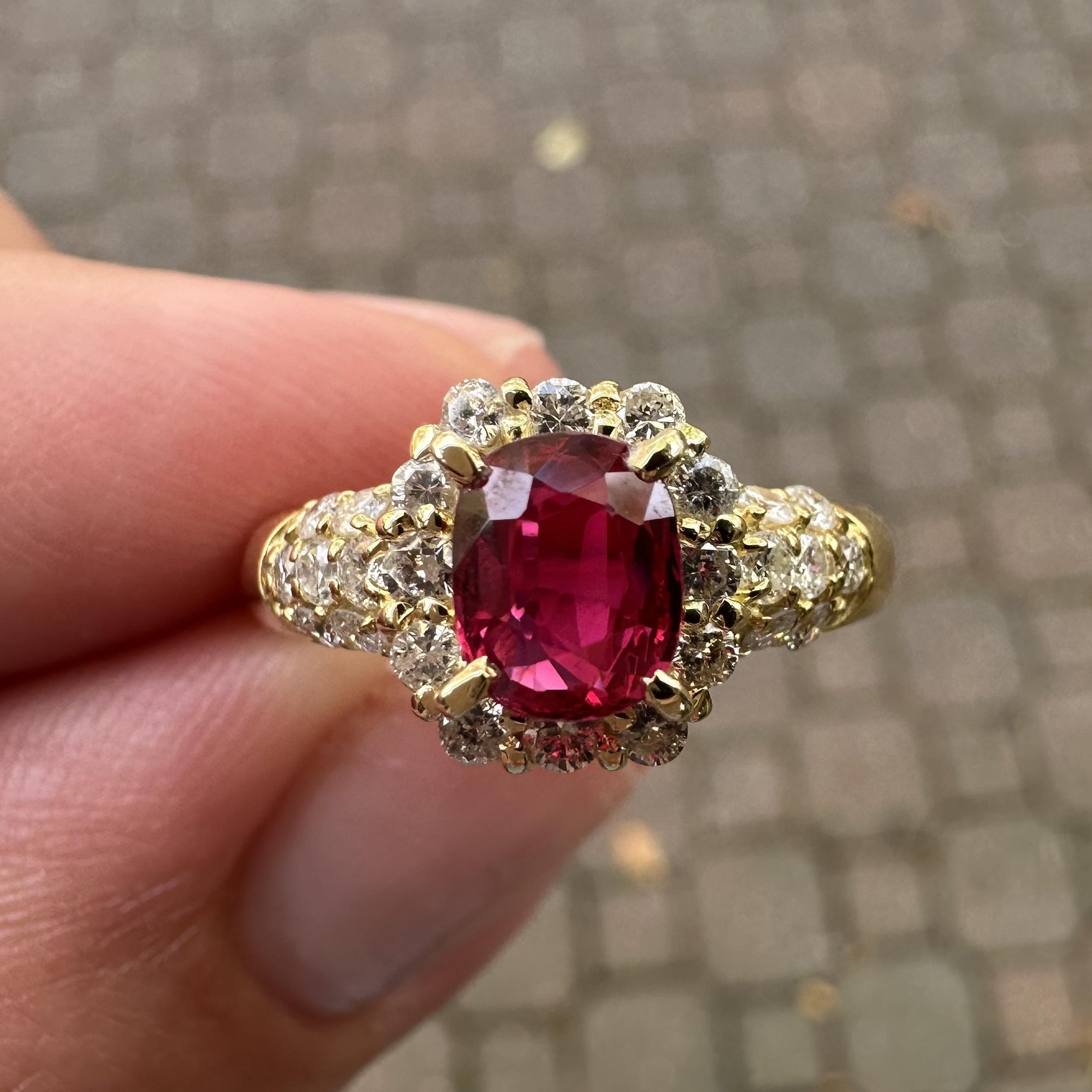 Bague en or jaune 18k GIA 1.26ctw High Quality No Heat Vivid Diamonds Red Ruby en vente 2