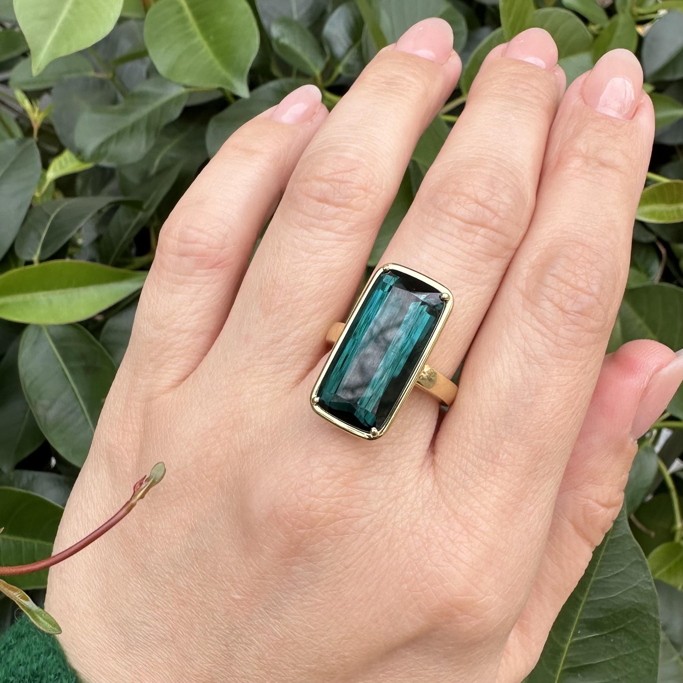 Bague solitaire en or jaune 18k GIA 14.37ct Blue Green Long Cushion Tourmaline en vente 10