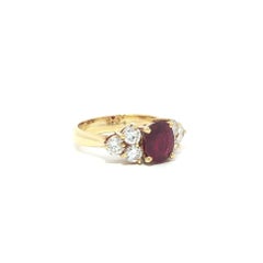 Bague en or jaune 18k GIA 1.85ctw Rubis ovale de haute qualité et diamant Cluster Sides