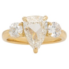 Bague Trinity en or jaune 18 carats avec diamant poire 2,02 carats certifié GIA (2,84TCW)