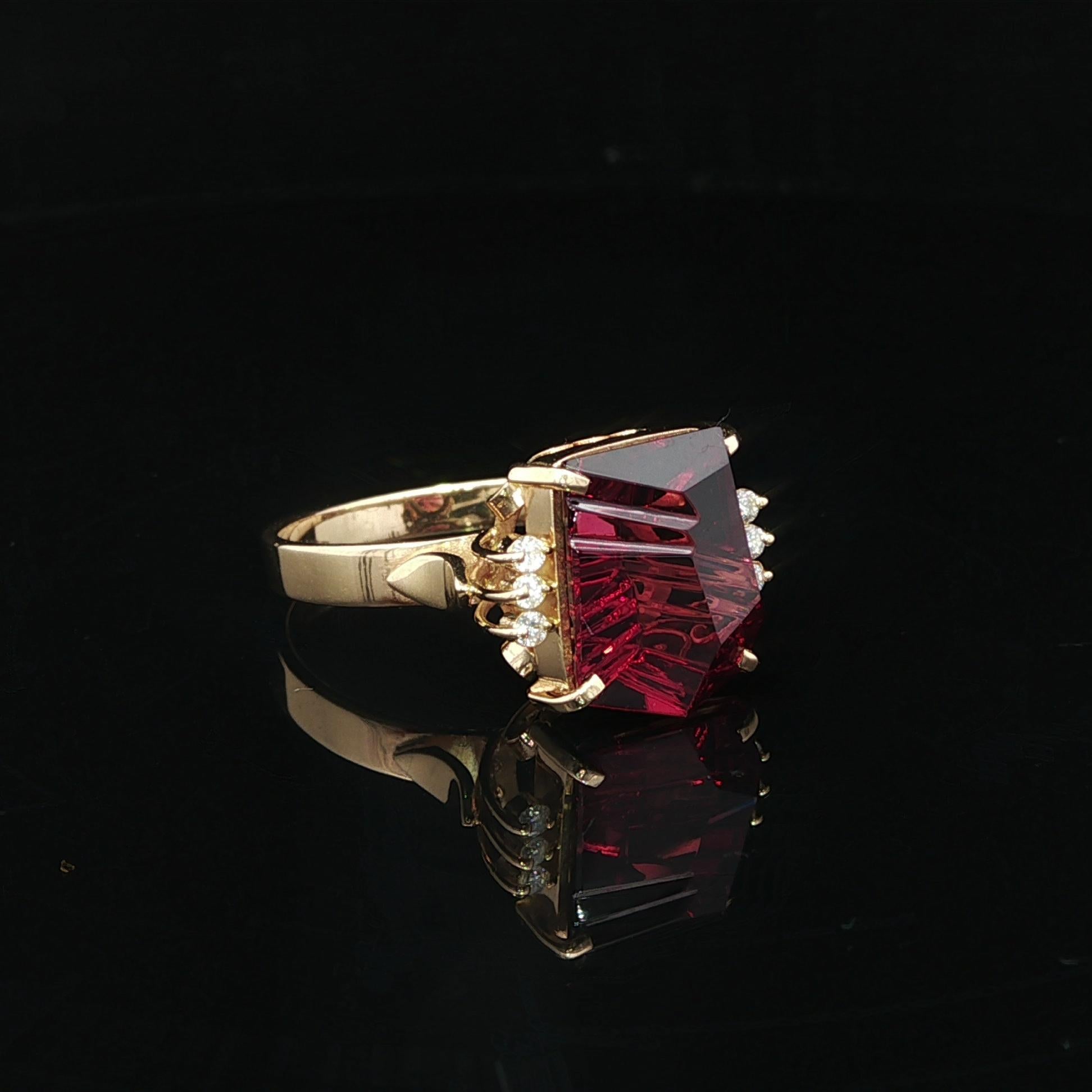 Bague en or jaune 18k GIA 3.47ct Grenat rouge fantaisie Freeform avec accents de diamant en vente 5