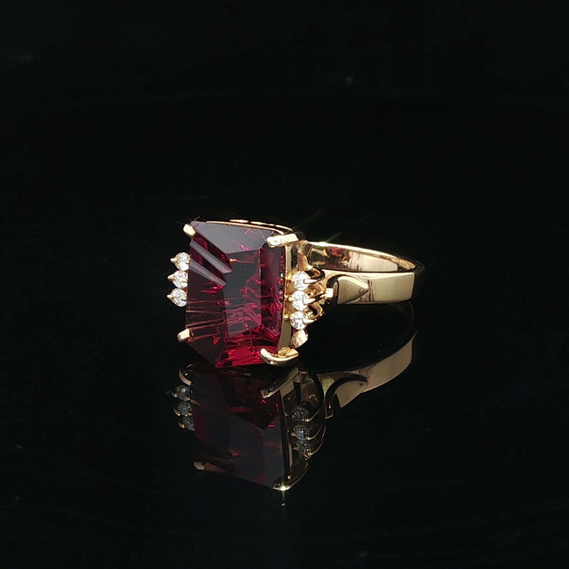 Bague en or jaune 18k GIA 3.47ct Grenat rouge fantaisie Freeform avec accents de diamant en vente 6