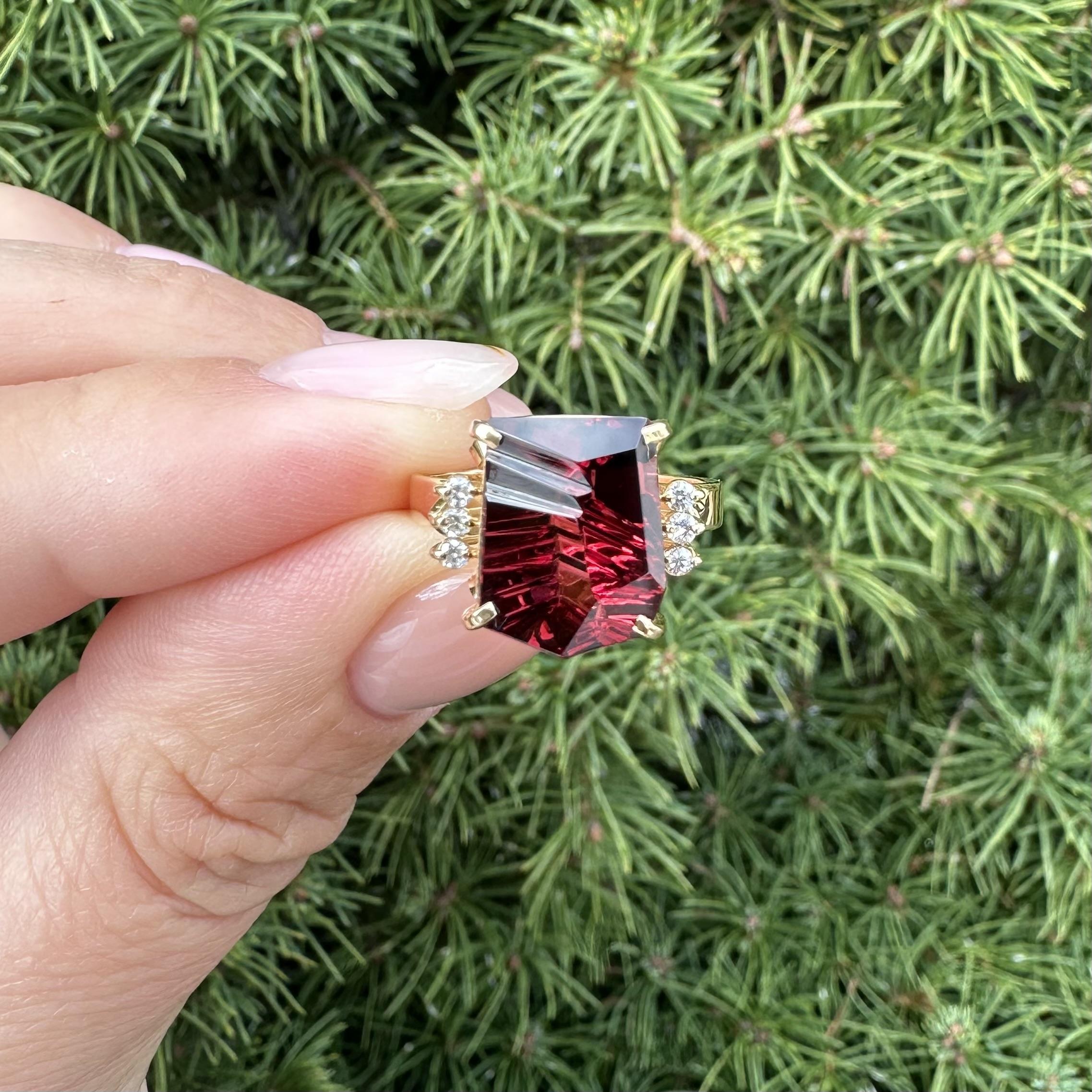 Bague en or jaune 18k GIA 3.47ct Grenat rouge fantaisie Freeform avec accents de diamant en vente 8
