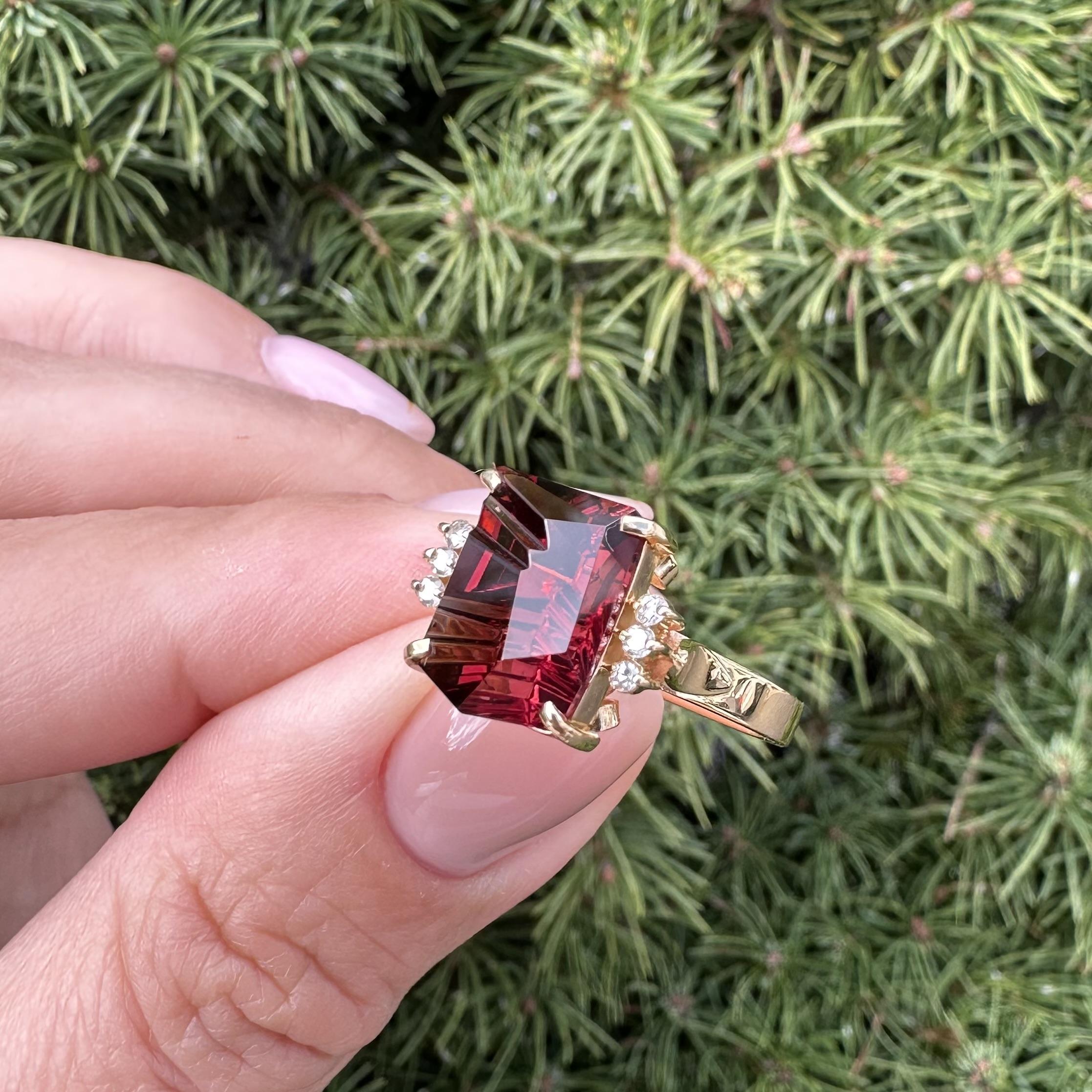 Bague en or jaune 18k GIA 3.47ct Grenat rouge fantaisie Freeform avec accents de diamant en vente 9