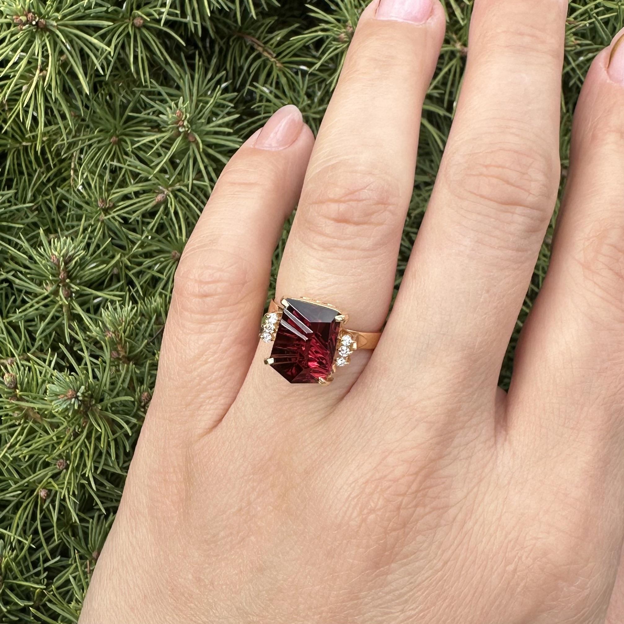 Bague en or jaune 18k GIA 3.47ct Grenat rouge fantaisie Freeform avec accents de diamant en vente 10