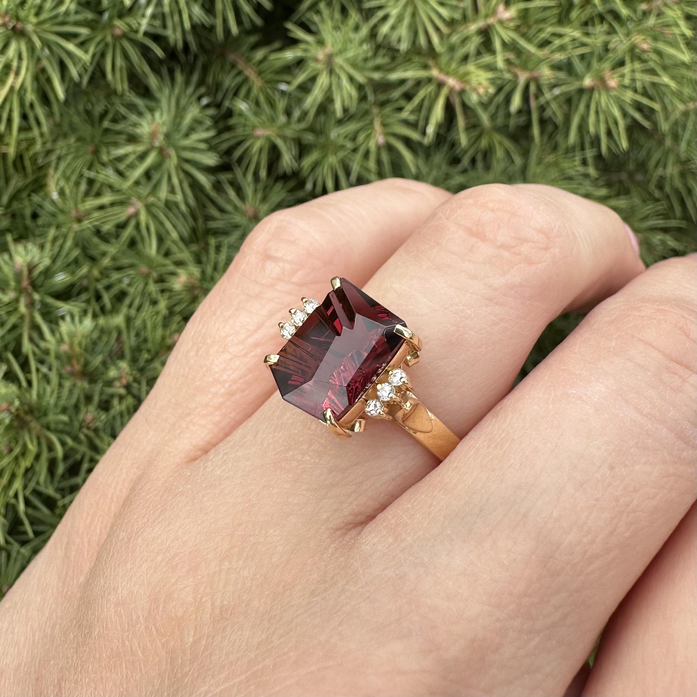 Bague en or jaune 18k GIA 3.47ct Grenat rouge fantaisie Freeform avec accents de diamant en vente 11