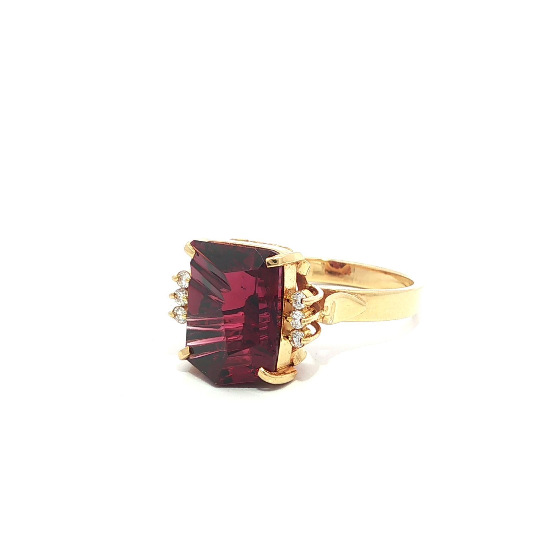 Bague en or jaune 18k GIA 3.47ct Grenat rouge fantaisie Freeform avec accents de diamant Excellent état - En vente à Montclair, NJ