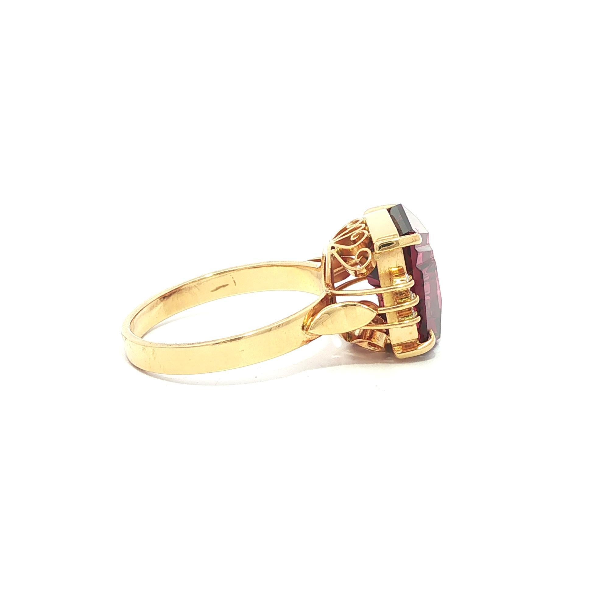 Bague en or jaune 18k GIA 3.47ct Grenat rouge fantaisie Freeform avec accents de diamant en vente 2